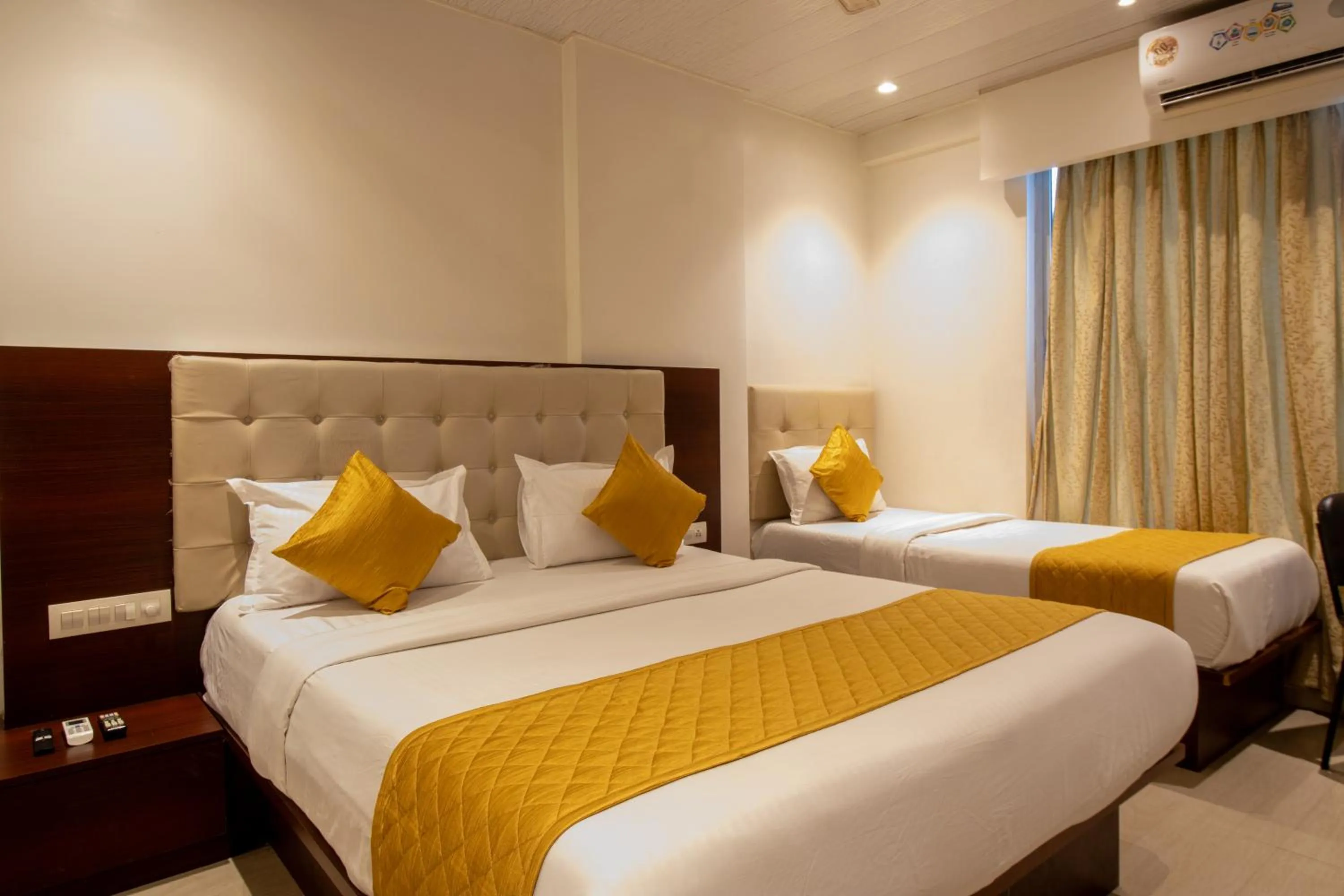 Bedroom, Bed in Hotel Malad Inn opposite Malad Railway Station