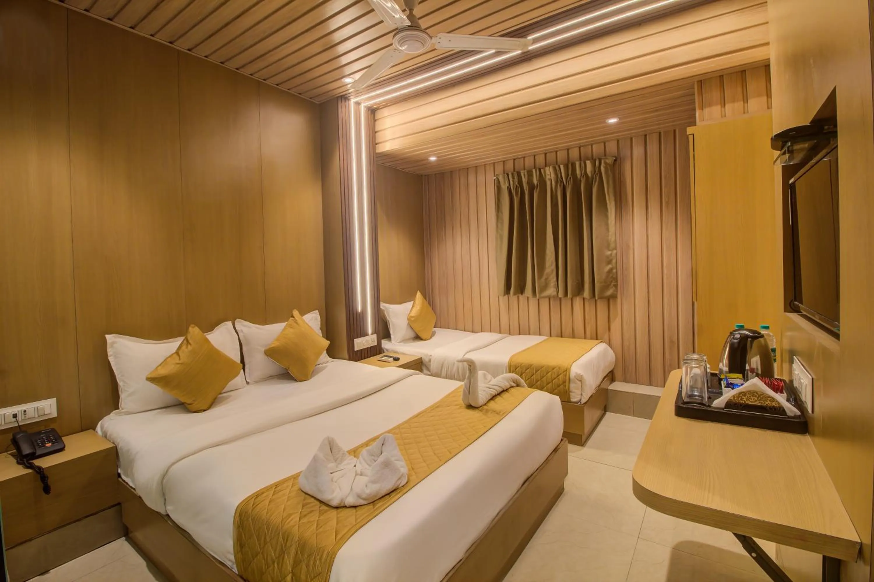 Bedroom, Bed in Hotel Malad Inn opposite Malad Railway Station