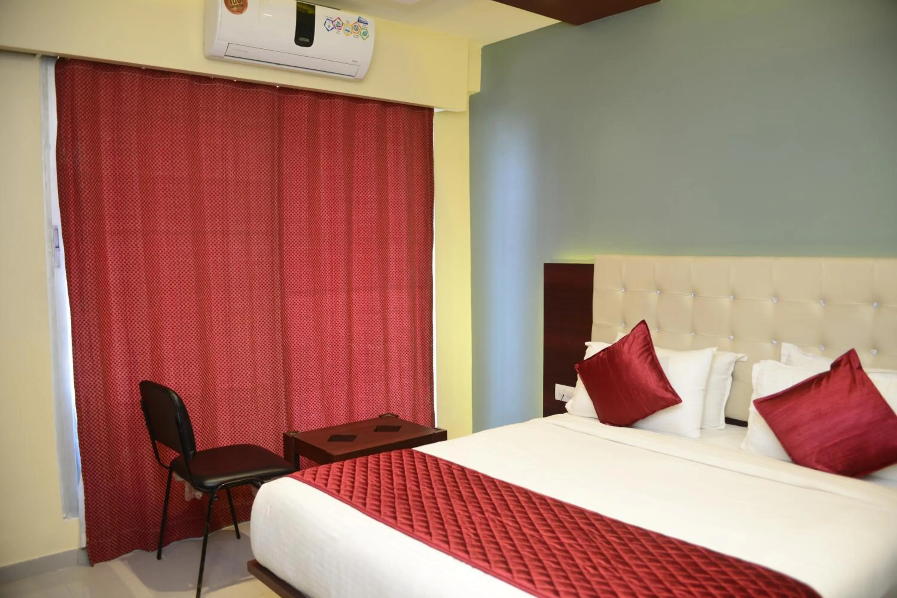 Bed in Hotel Malad Inn opposite Malad Railway Station