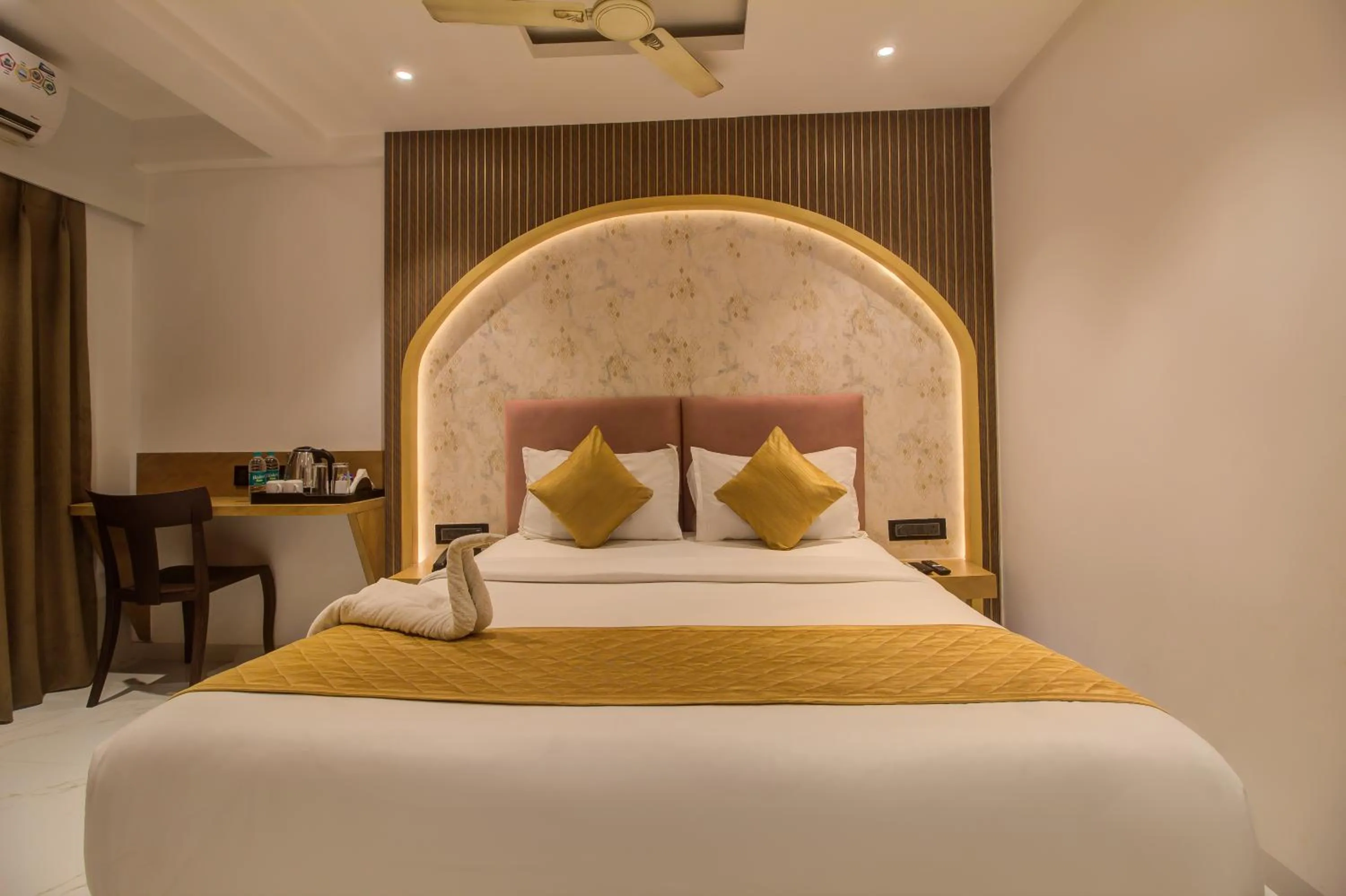 Bed in Hotel Malad Inn opposite Malad Railway Station