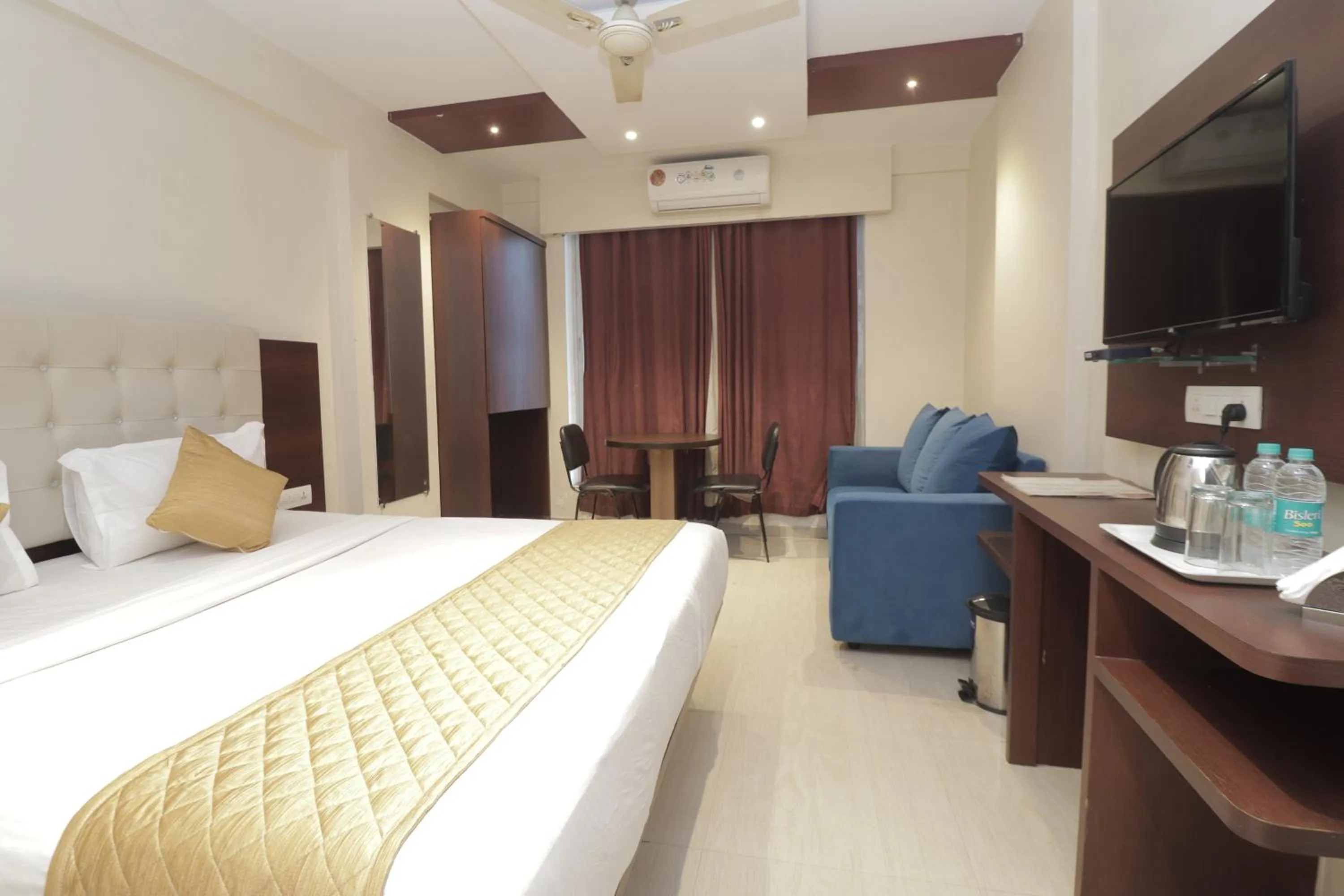 View (from property/room), Bed in Hotel Malad Inn opposite Malad Railway Station