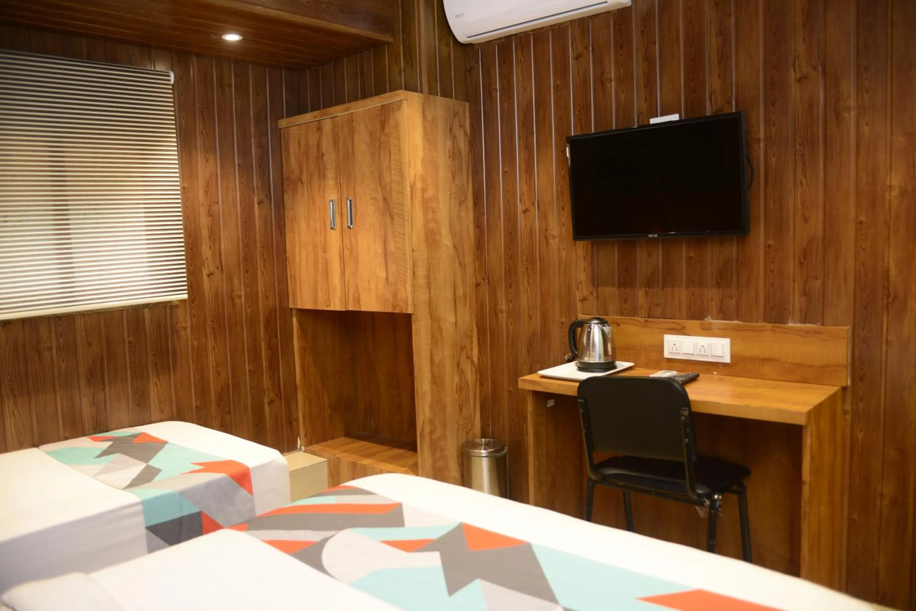 TV and multimedia, Bed in Hotel Malad Inn opposite Malad Railway Station