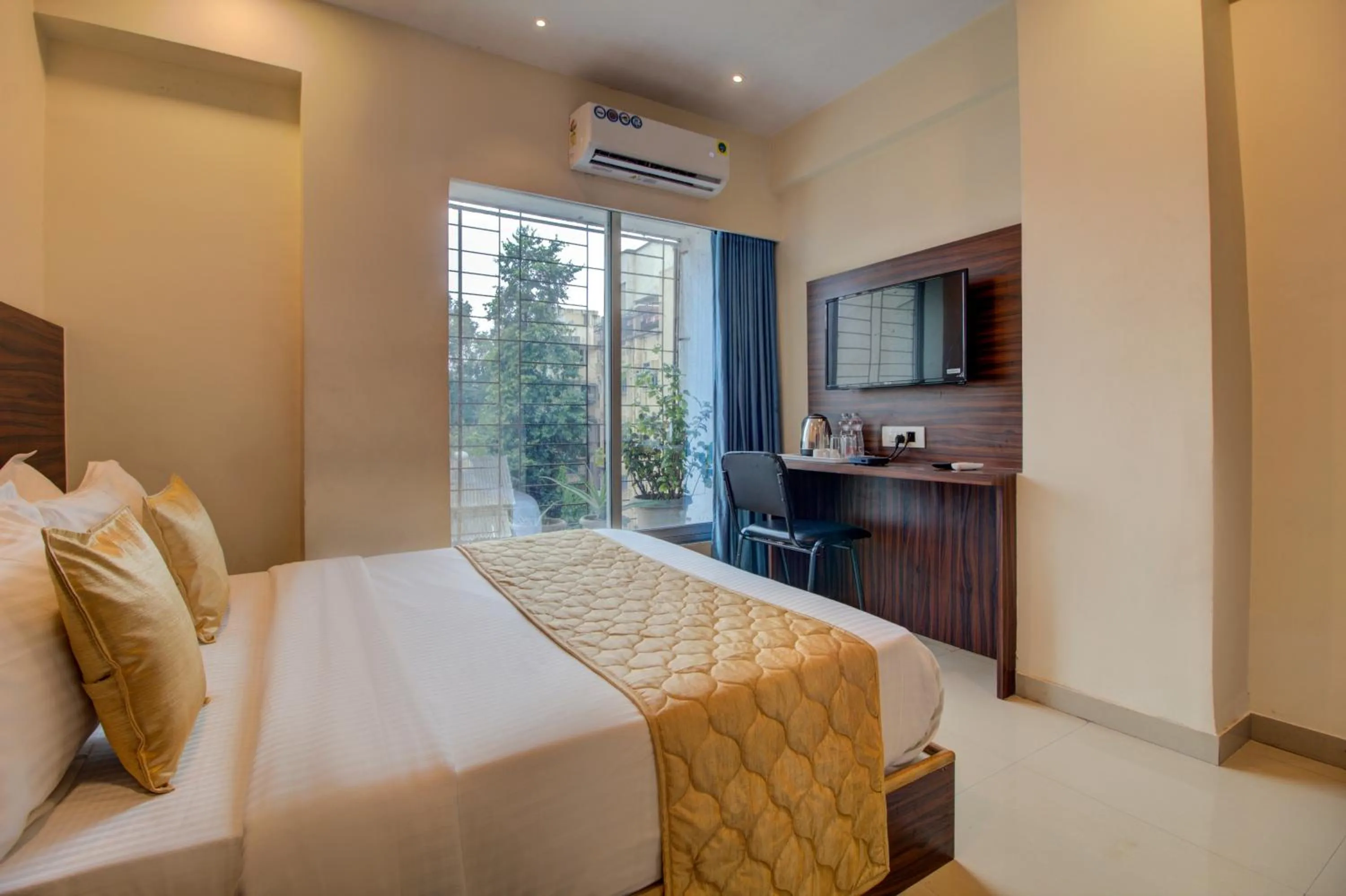 Bedroom, Bed in Hotel Malad Inn opposite Malad Railway Station