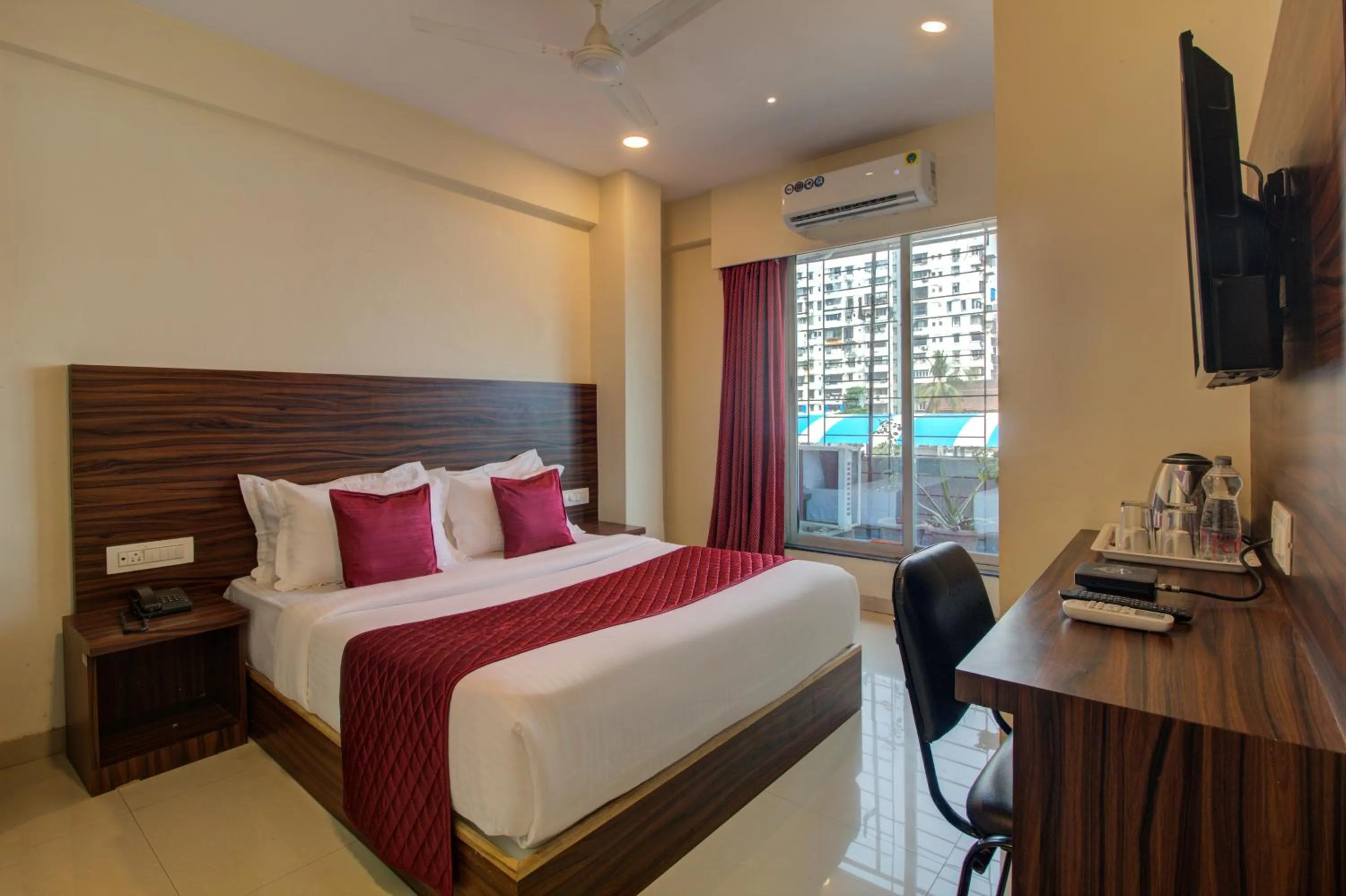 Bedroom, Bed in Hotel Malad Inn opposite Malad Railway Station
