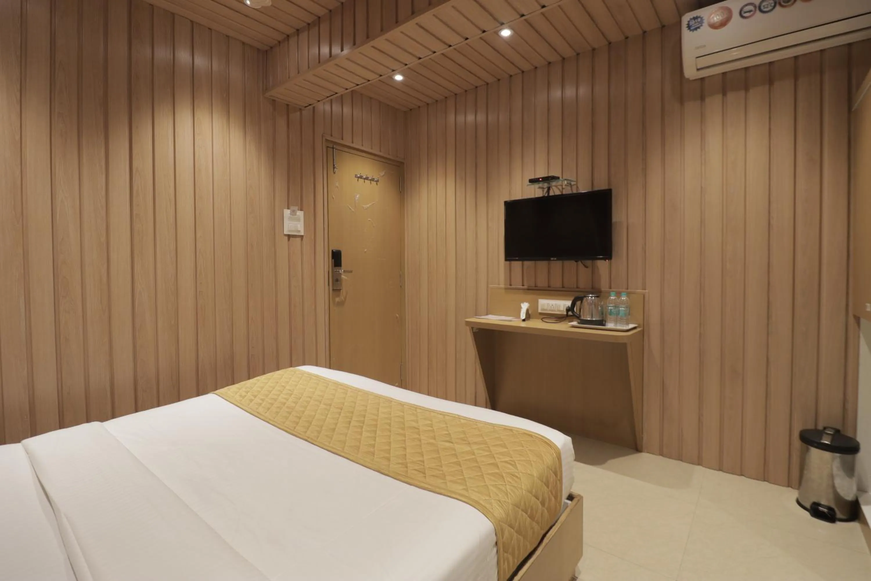 Bed in Hotel Malad Inn opposite Malad Railway Station