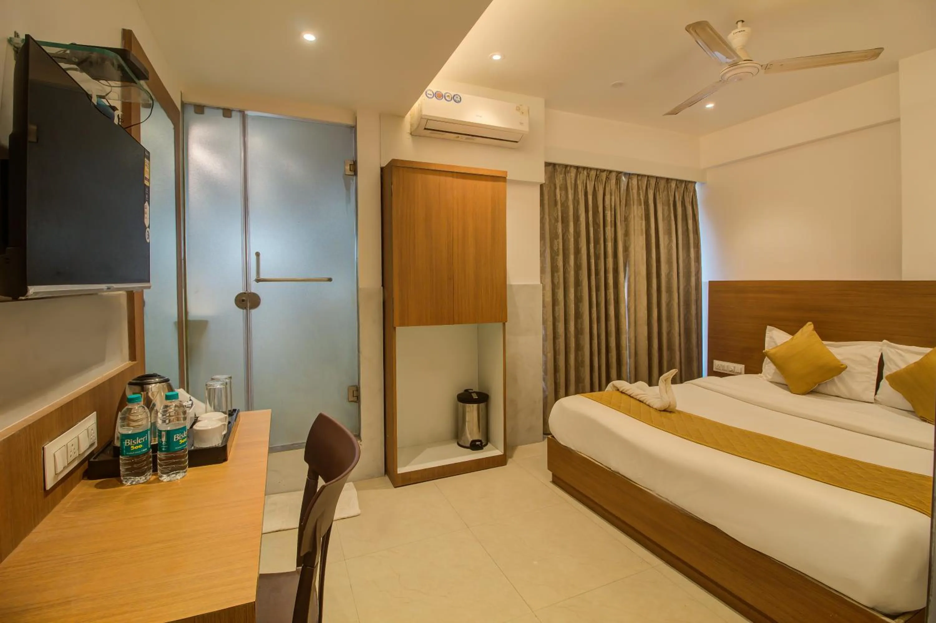 Bedroom, Bed in Hotel Malad Inn opposite Malad Railway Station