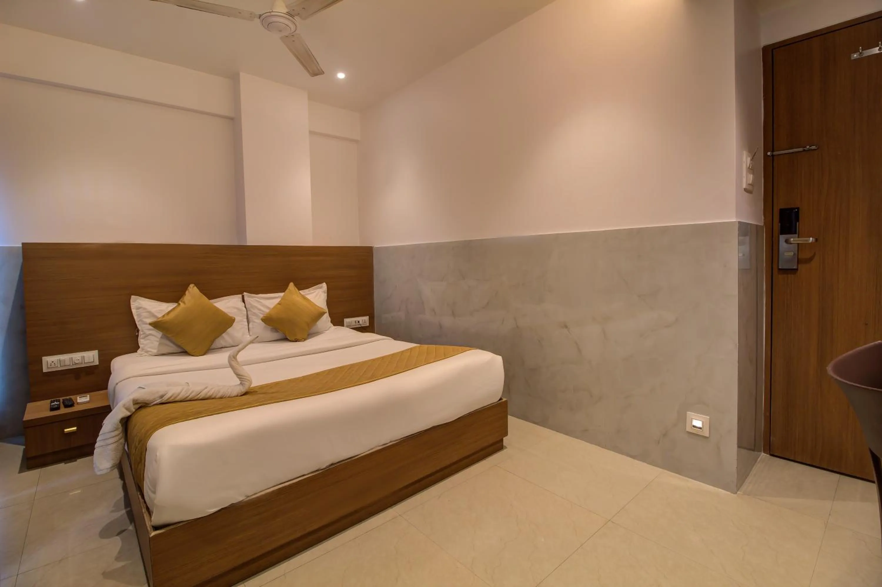 Bedroom, Bed in Hotel Malad Inn opposite Malad Railway Station