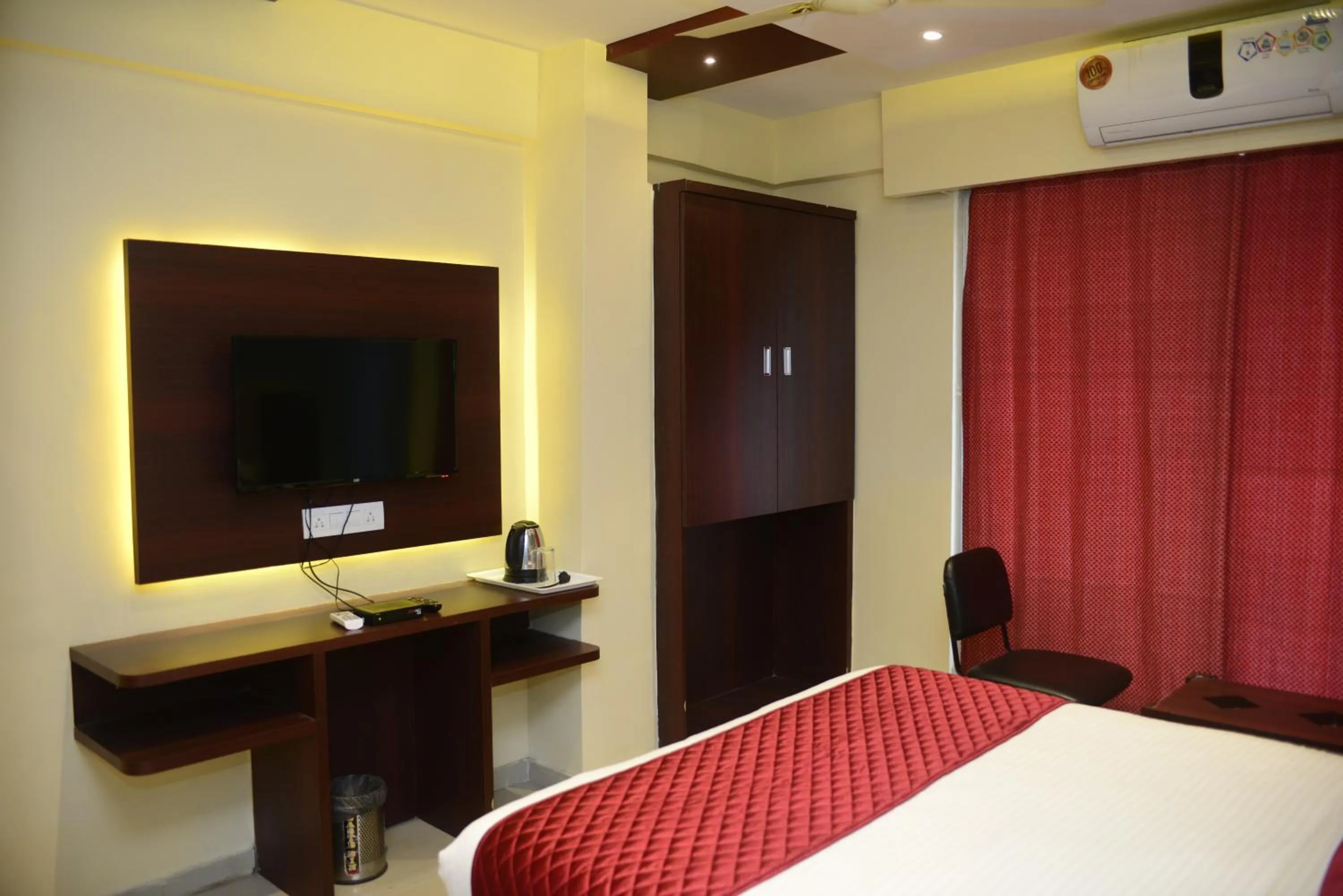 TV and multimedia, Bed in Hotel Malad Inn opposite Malad Railway Station