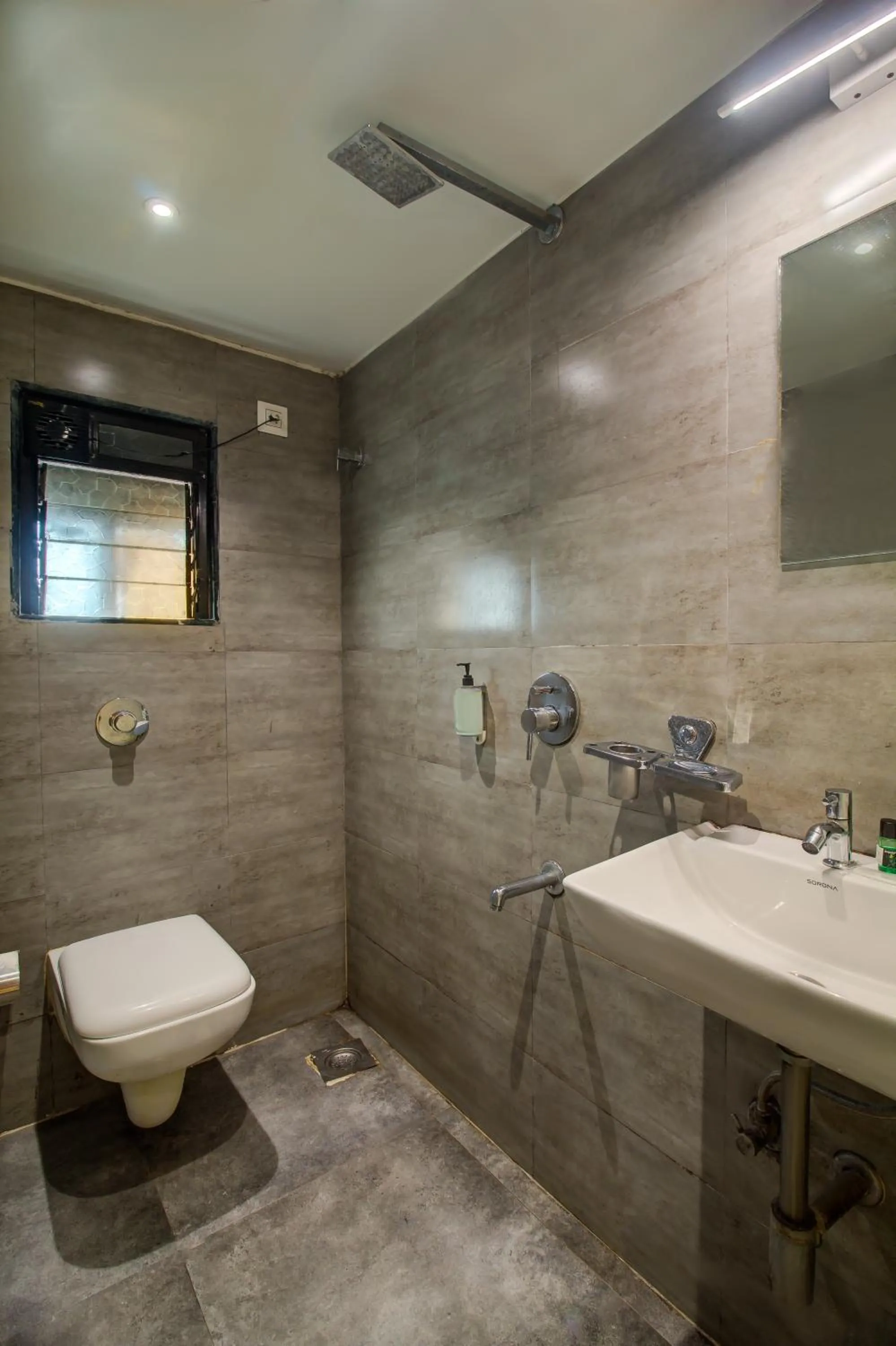 Bathroom in Hotel Malad Inn opposite Malad Railway Station