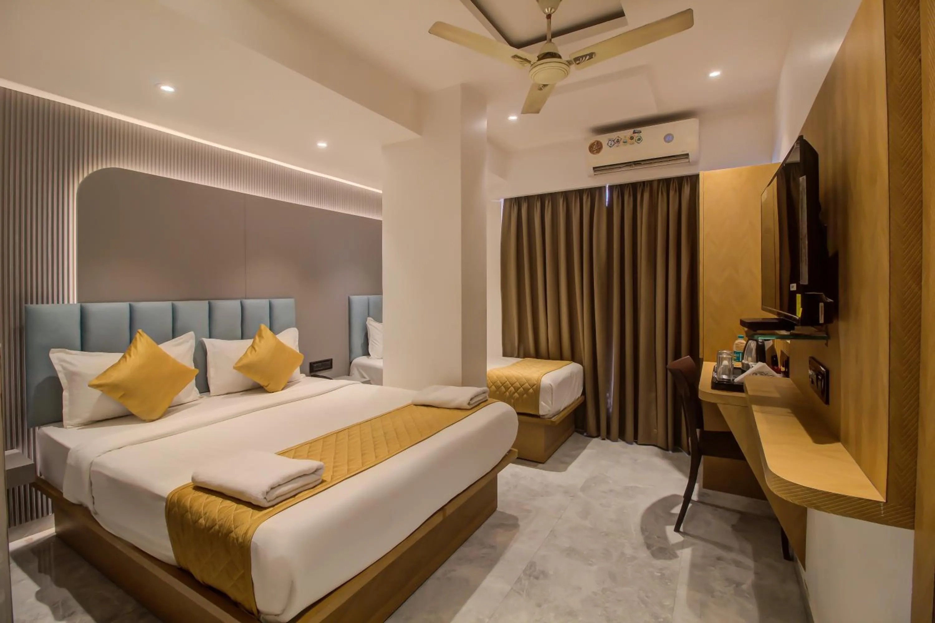 Bed in Hotel Malad Inn opposite Malad Railway Station