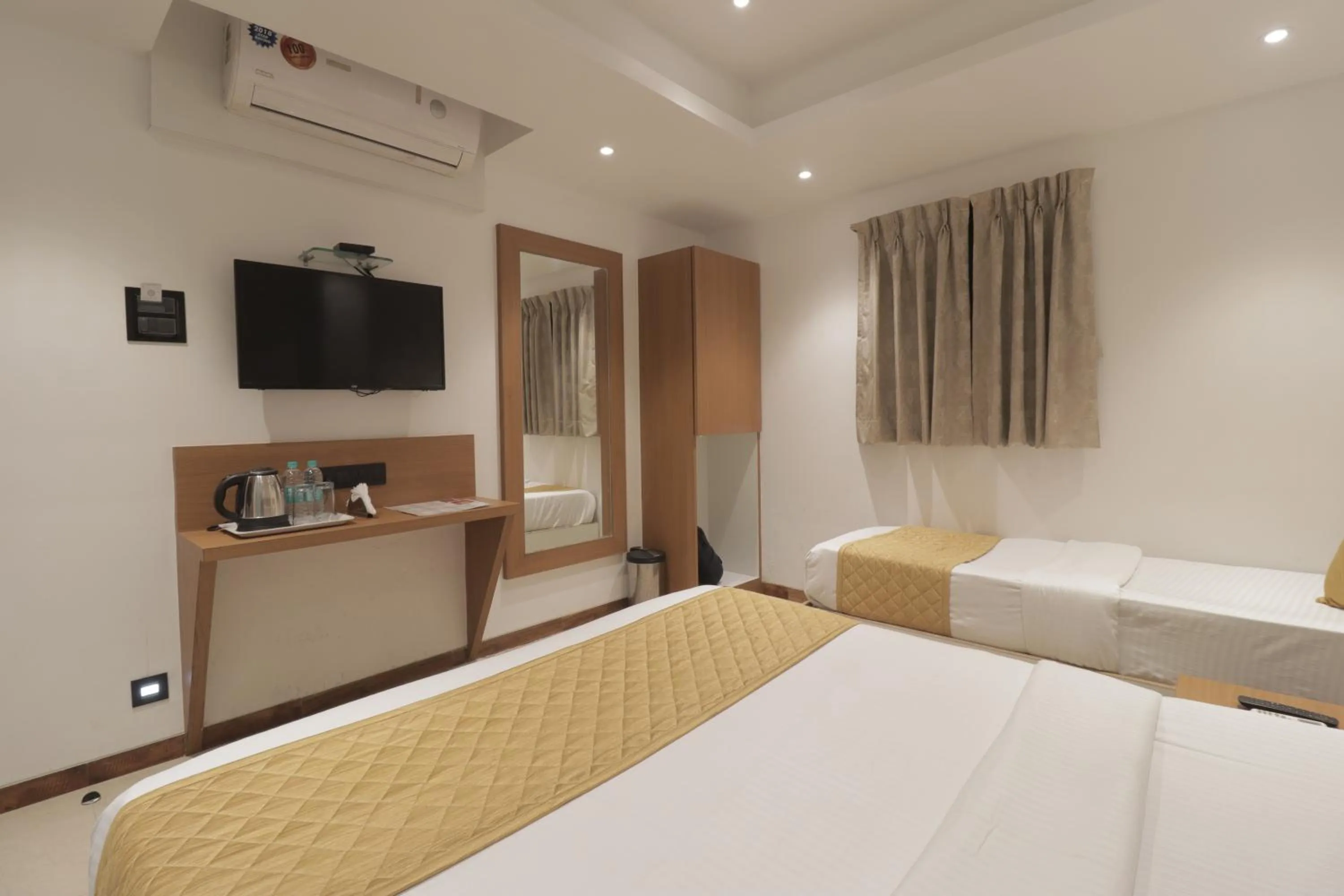 Bed in Hotel Malad Inn opposite Malad Railway Station