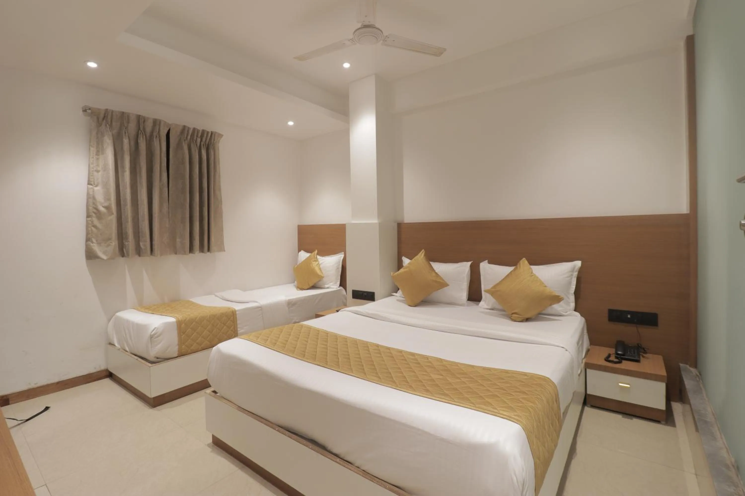 Bed in Hotel Malad Inn opposite Malad Railway Station