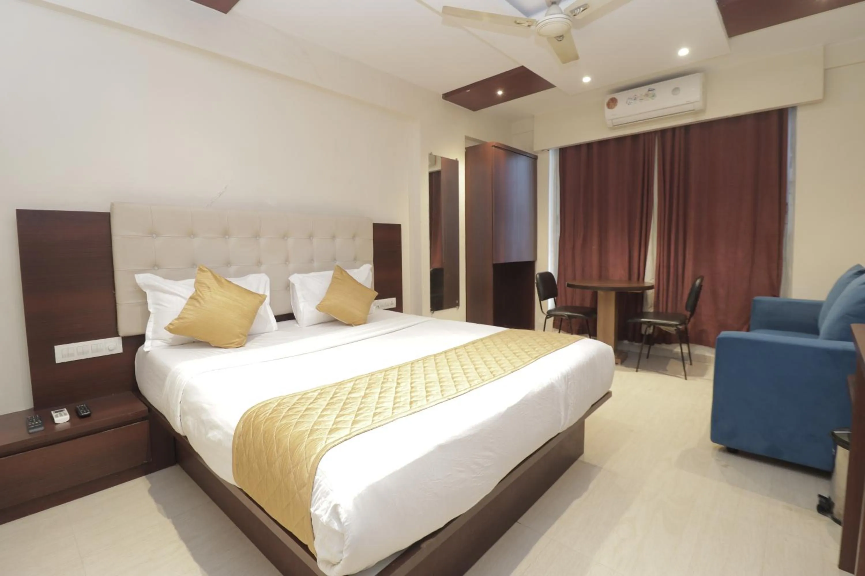 Bed in Hotel Malad Inn opposite Malad Railway Station