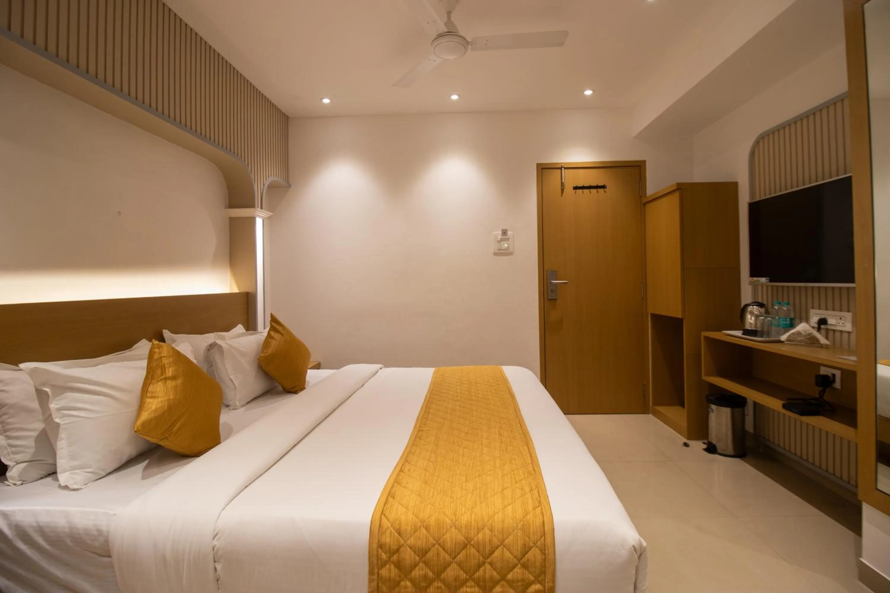 TV and multimedia, Bed in Hotel Malad Inn opposite Malad Railway Station