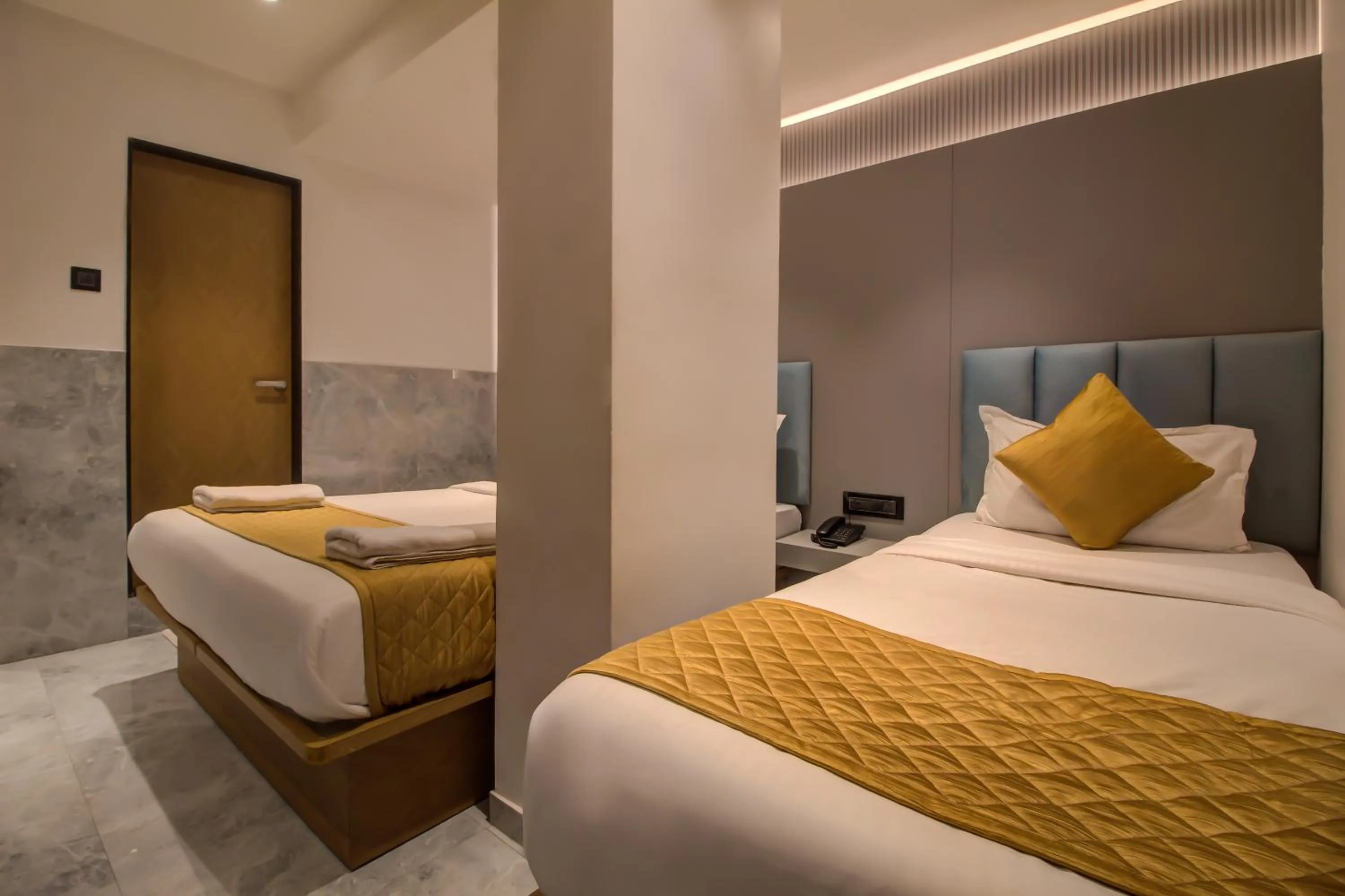 Bed in Hotel Malad Inn opposite Malad Railway Station