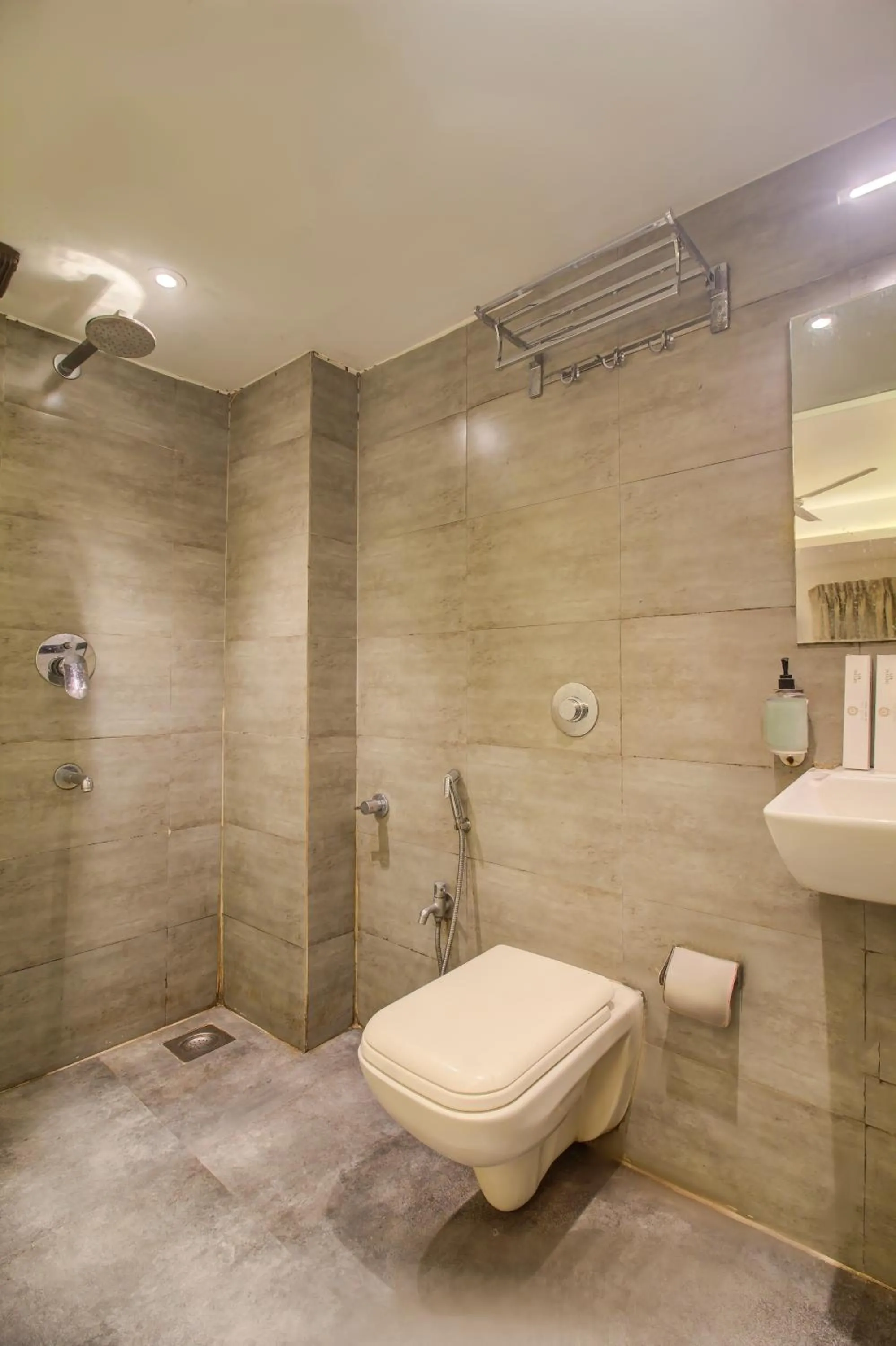 Bathroom in Hotel Malad Inn opposite Malad Railway Station