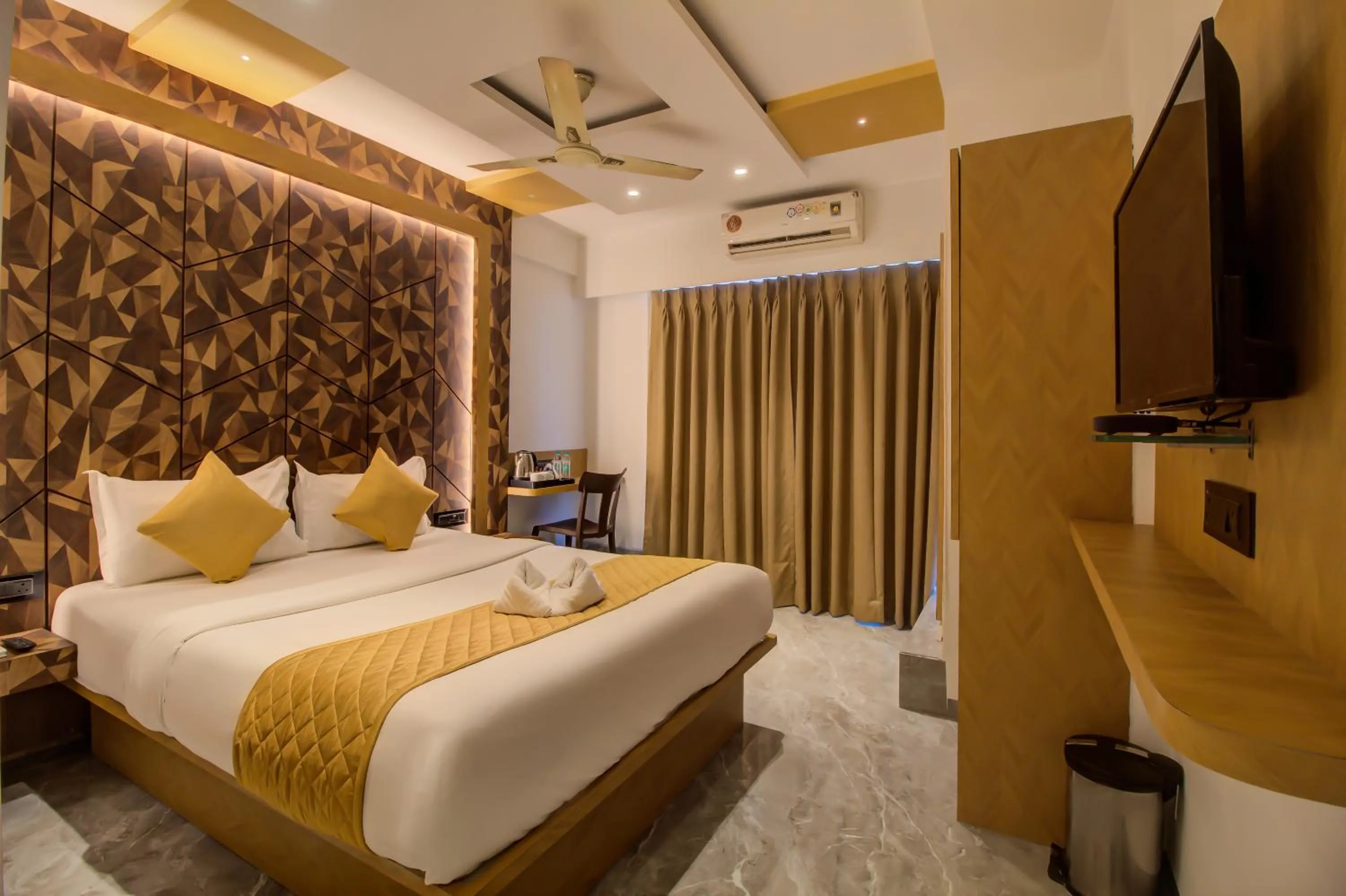 Bedroom, Bed in Hotel Malad Inn opposite Malad Railway Station