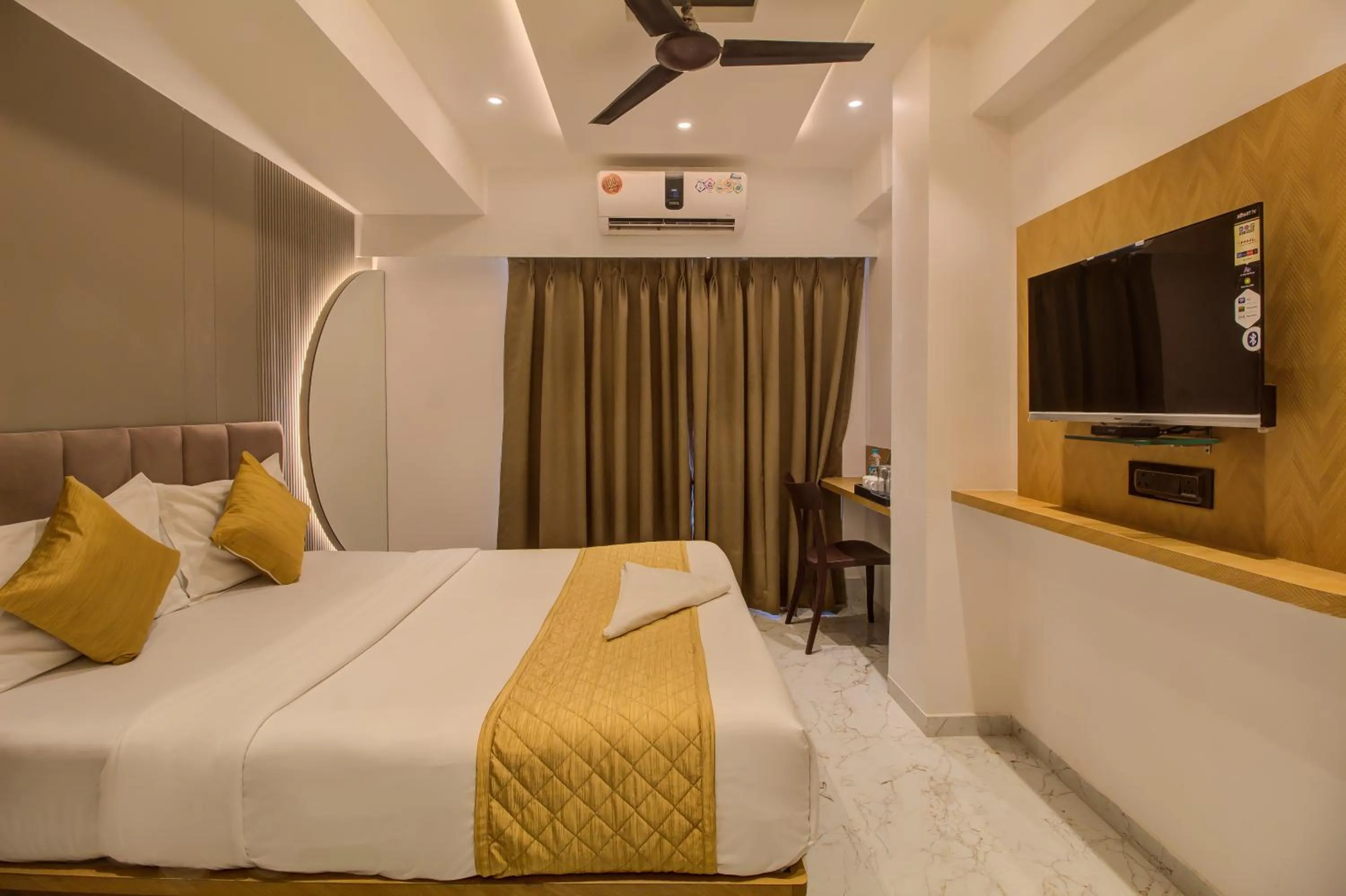Bed in Hotel Malad Inn opposite Malad Railway Station