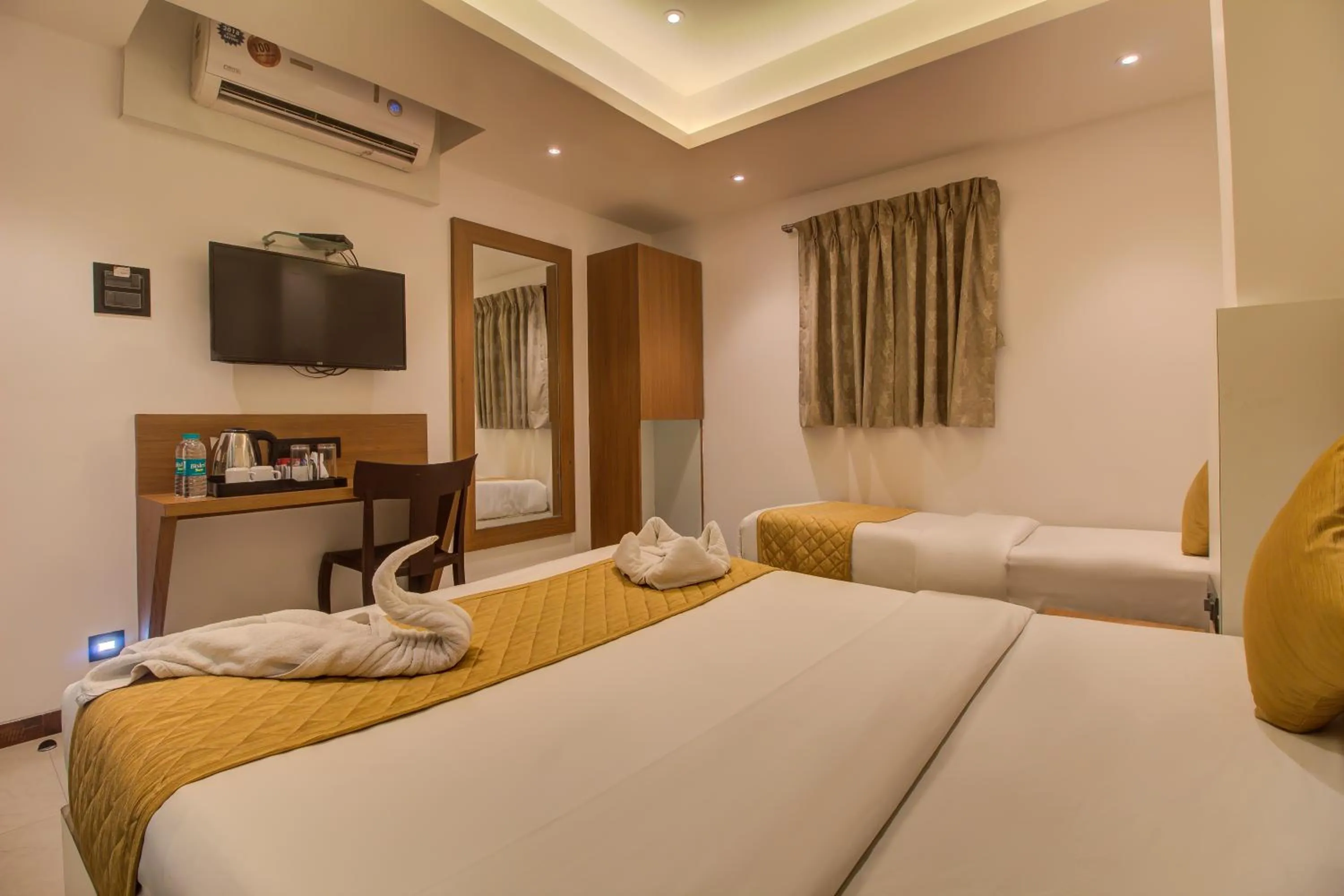 Bedroom, Bed in Hotel Malad Inn opposite Malad Railway Station