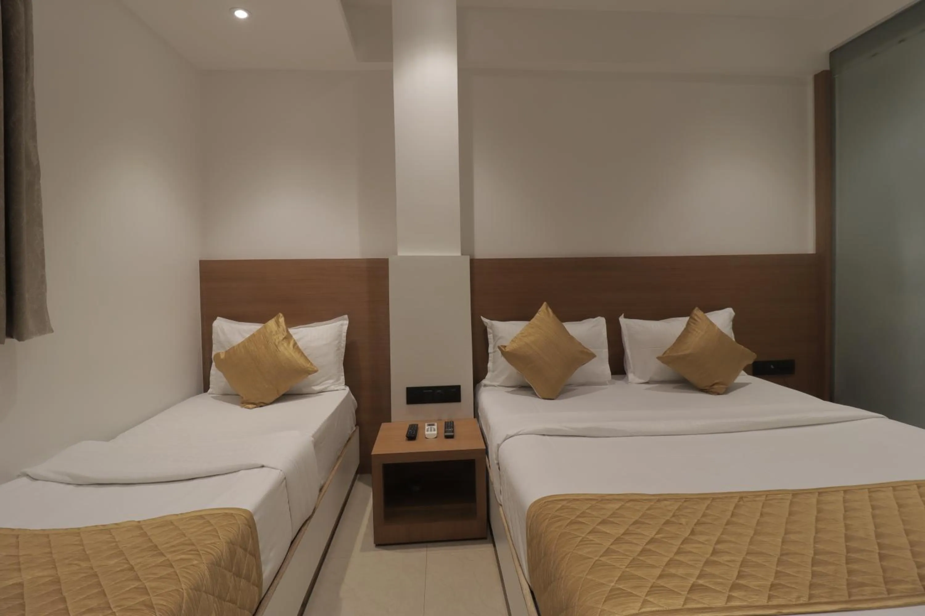 Bed in Hotel Malad Inn opposite Malad Railway Station