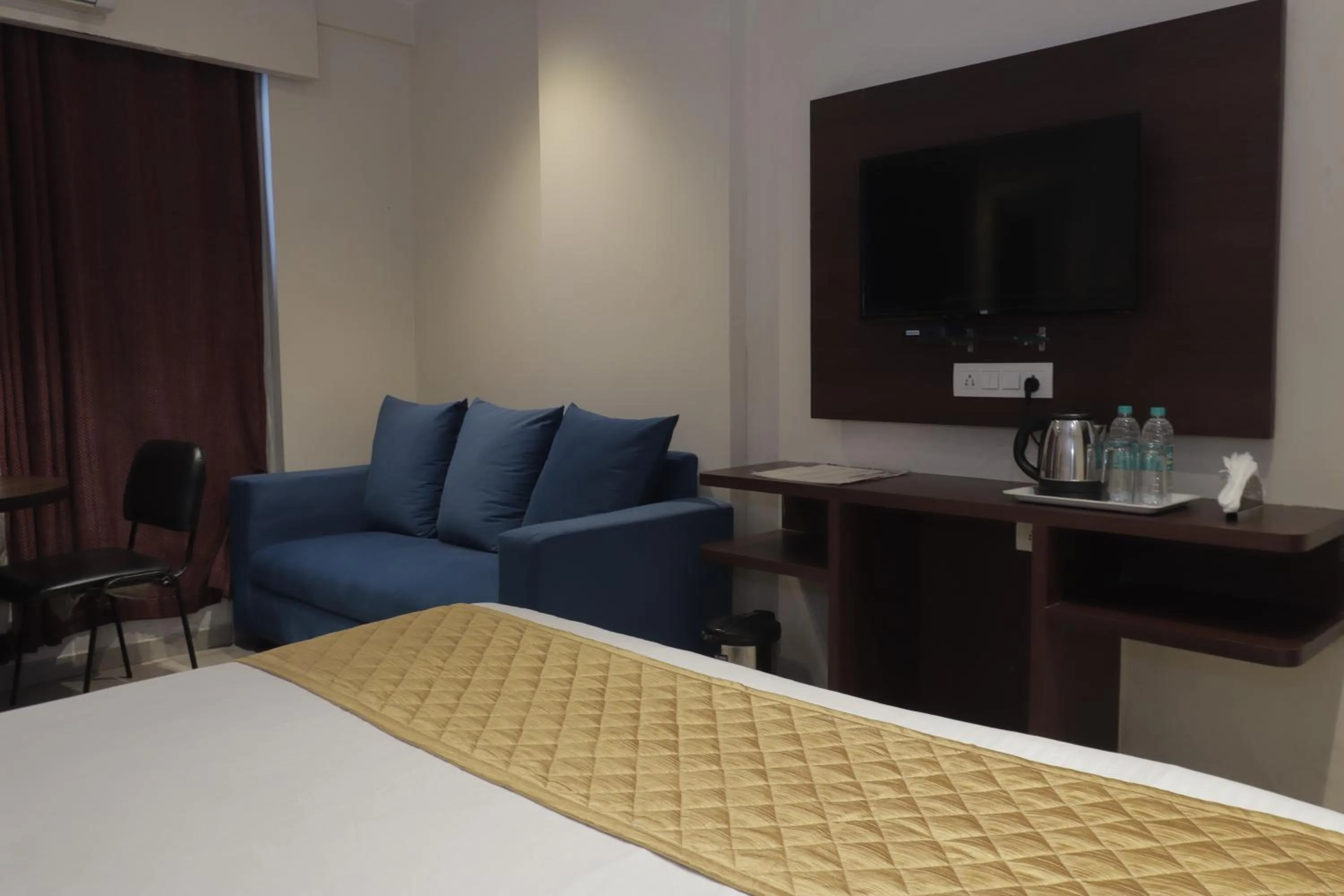 Bed in Hotel Malad Inn opposite Malad Railway Station