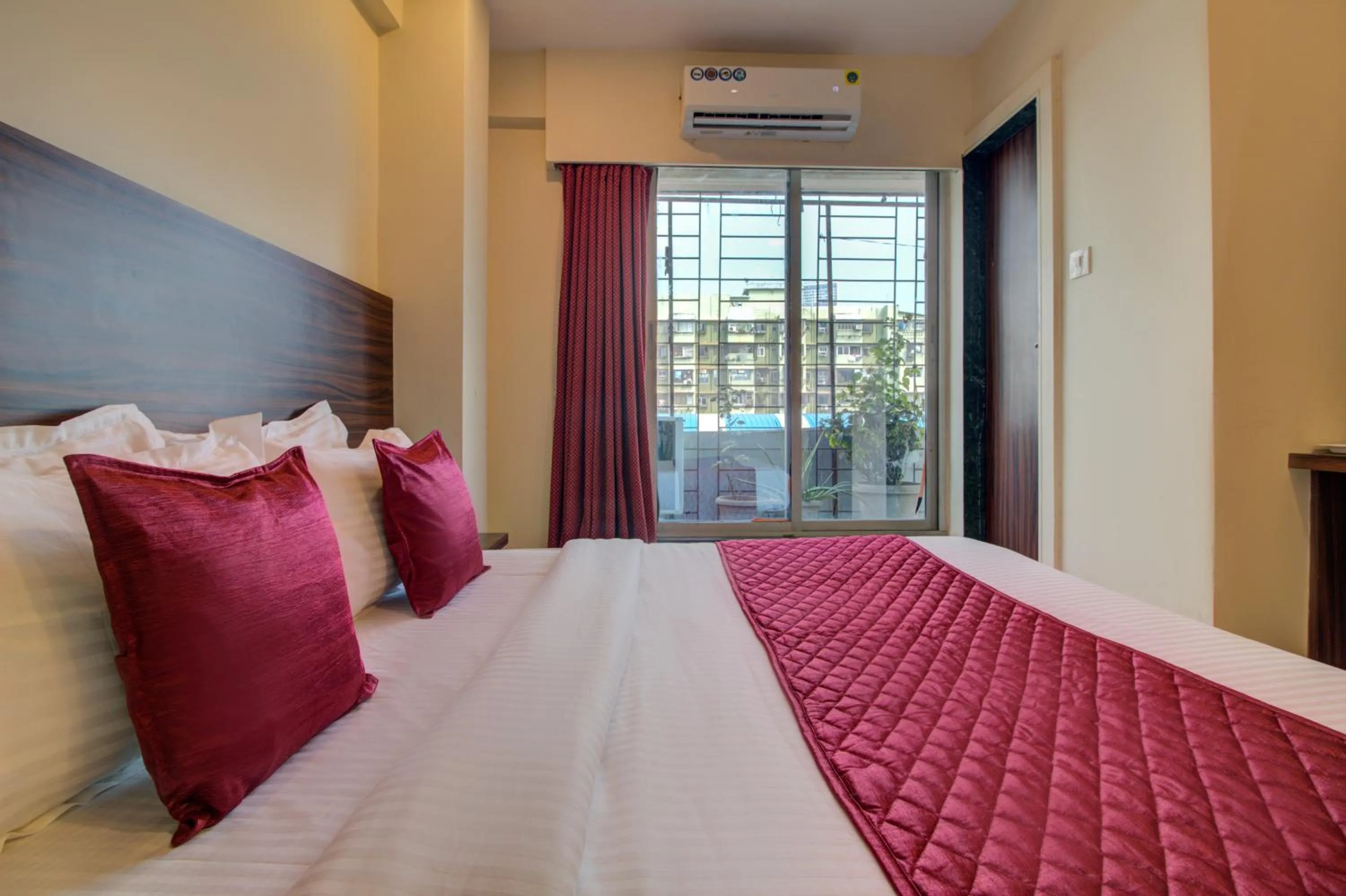 Bedroom, Bed in Hotel Malad Inn opposite Malad Railway Station