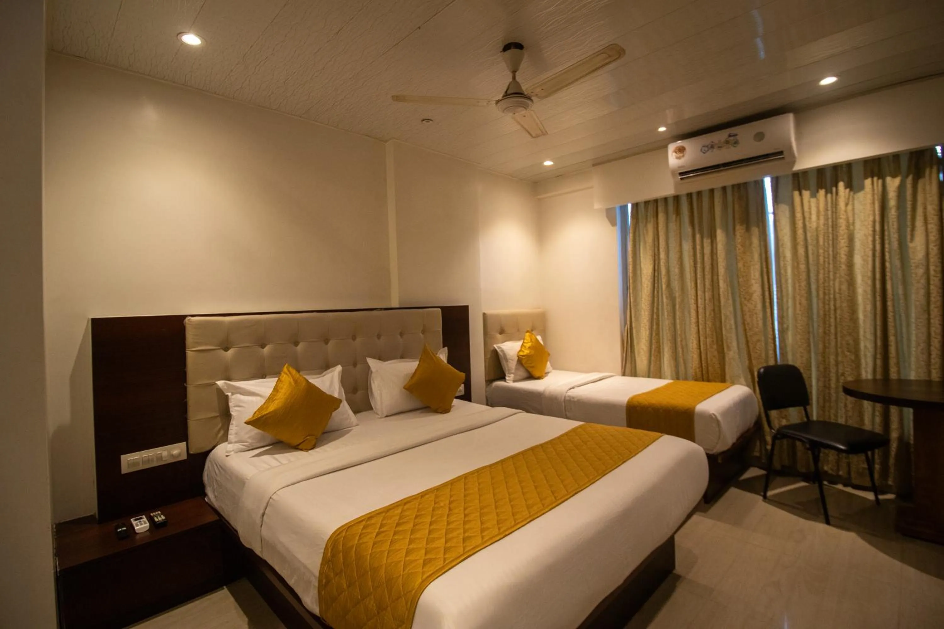 Bed in Hotel Malad Inn opposite Malad Railway Station