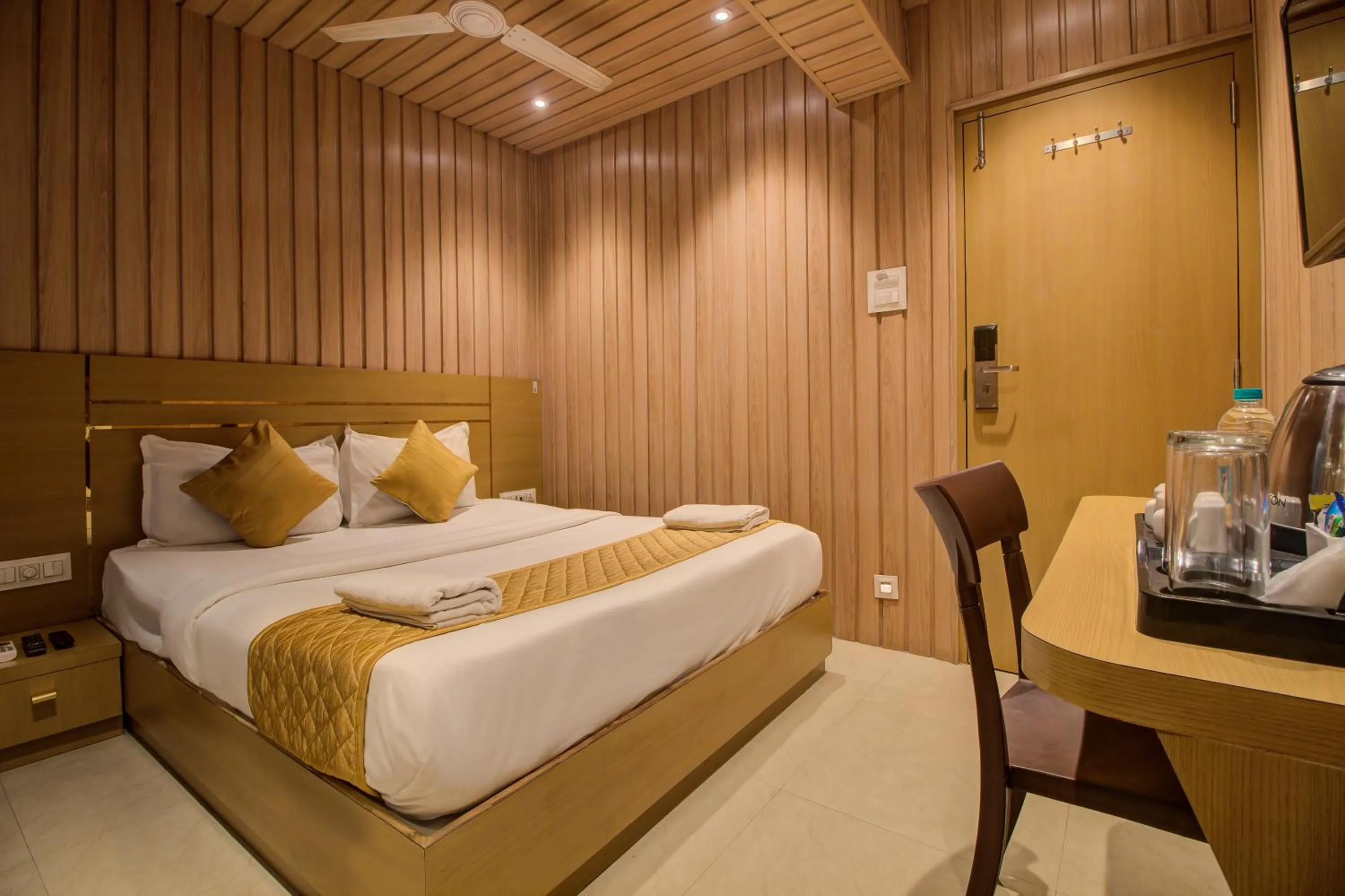 Bedroom, Bed in Hotel Malad Inn opposite Malad Railway Station