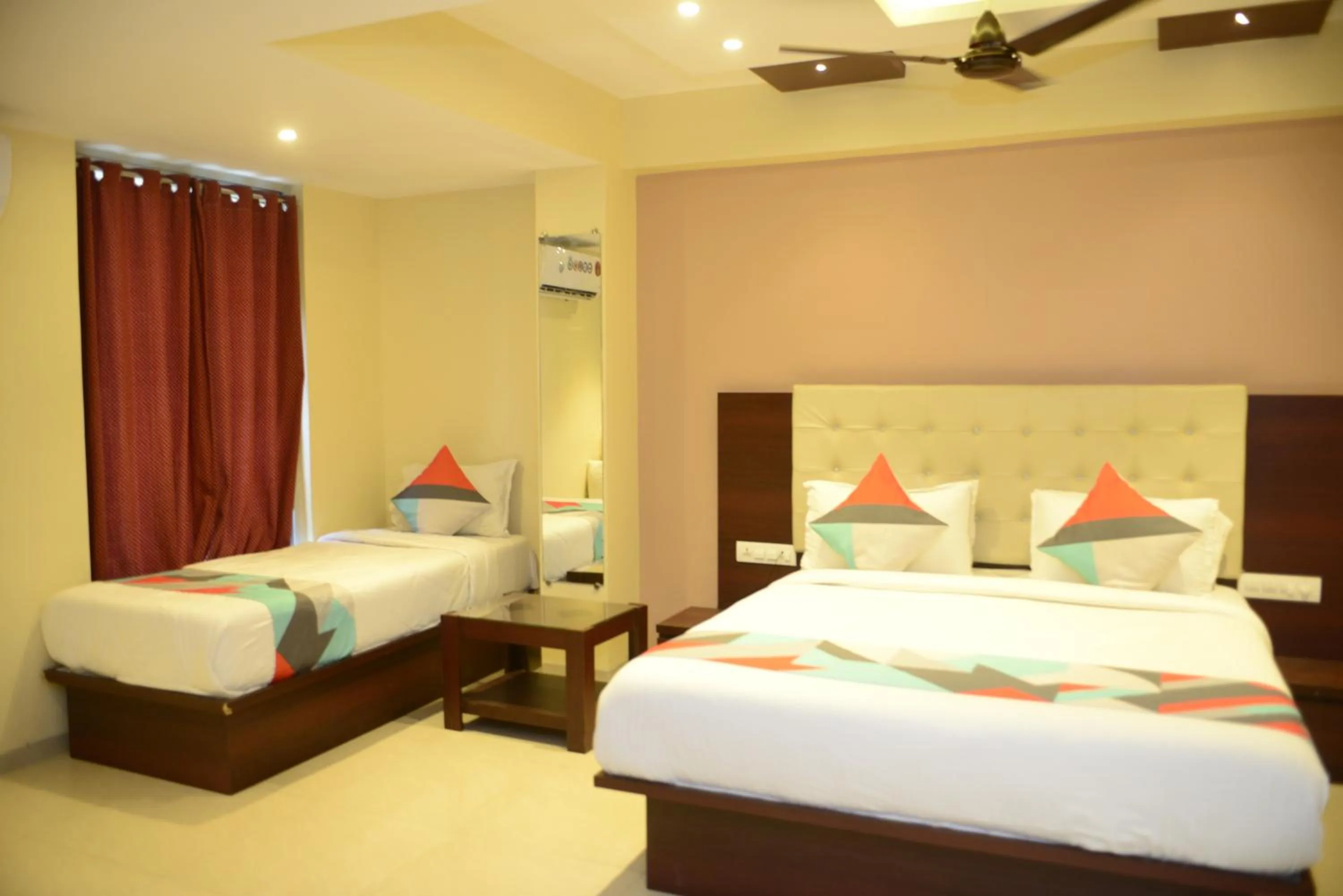 Bed in Hotel Malad Inn opposite Malad Railway Station