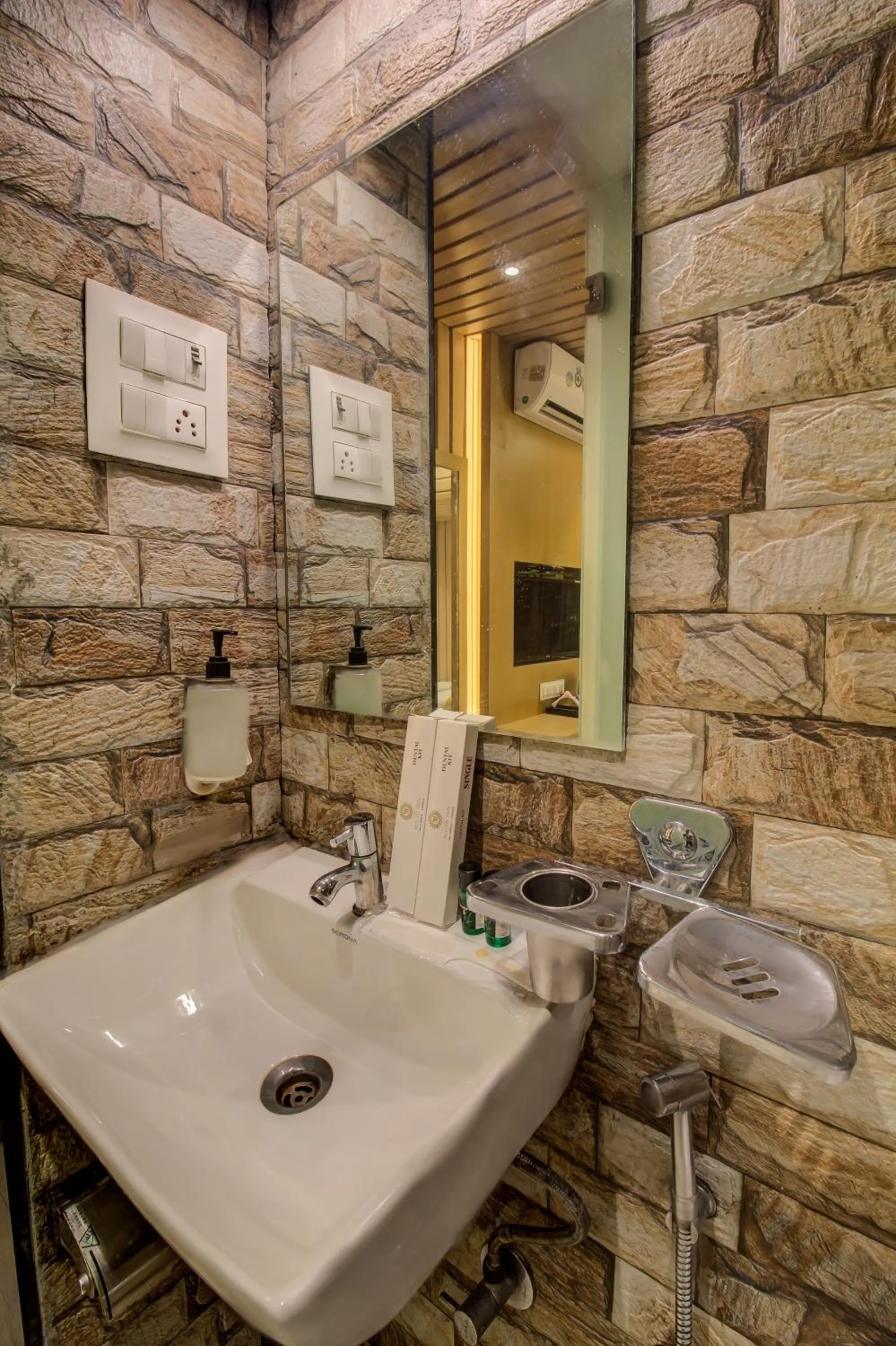 Bathroom in Hotel Malad Inn opposite Malad Railway Station