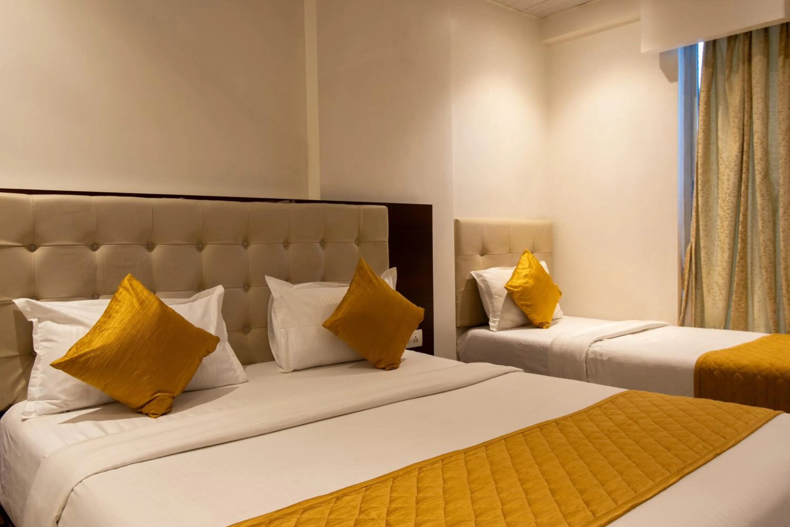 Bed in Hotel Malad Inn opposite Malad Railway Station