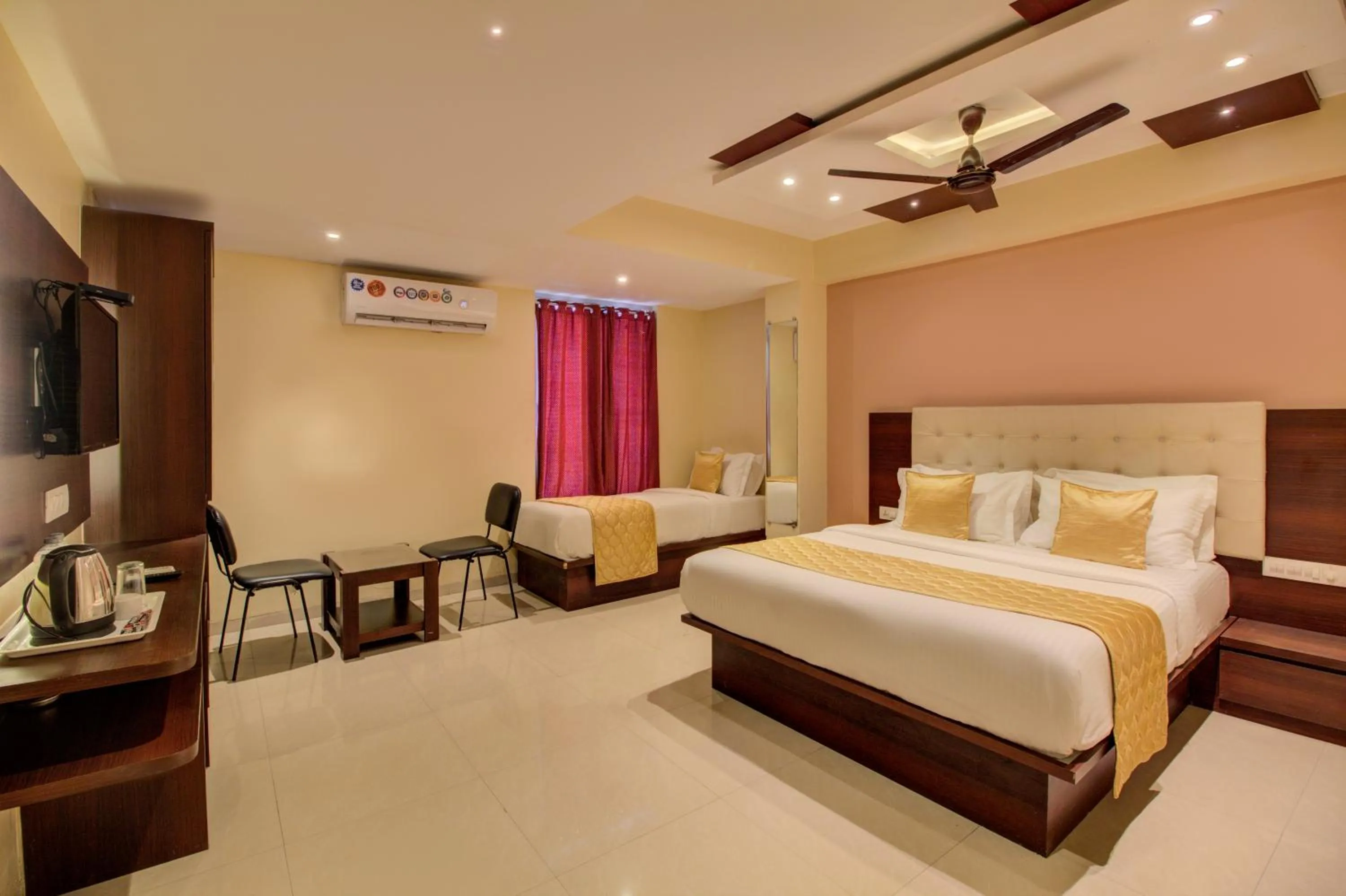 Bedroom, Bed in Hotel Malad Inn opposite Malad Railway Station