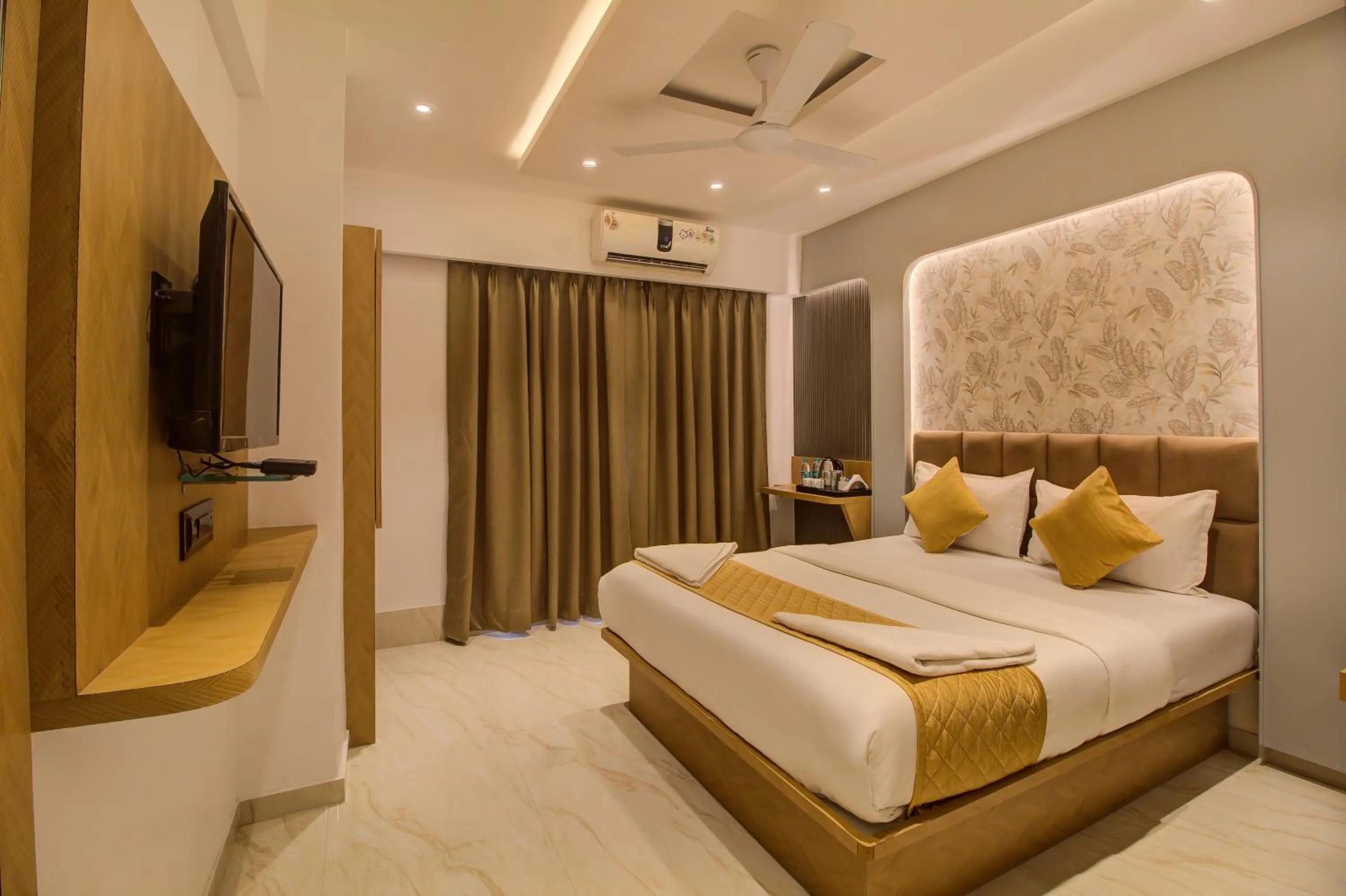 Bedroom, Bed in Hotel Malad Inn opposite Malad Railway Station
