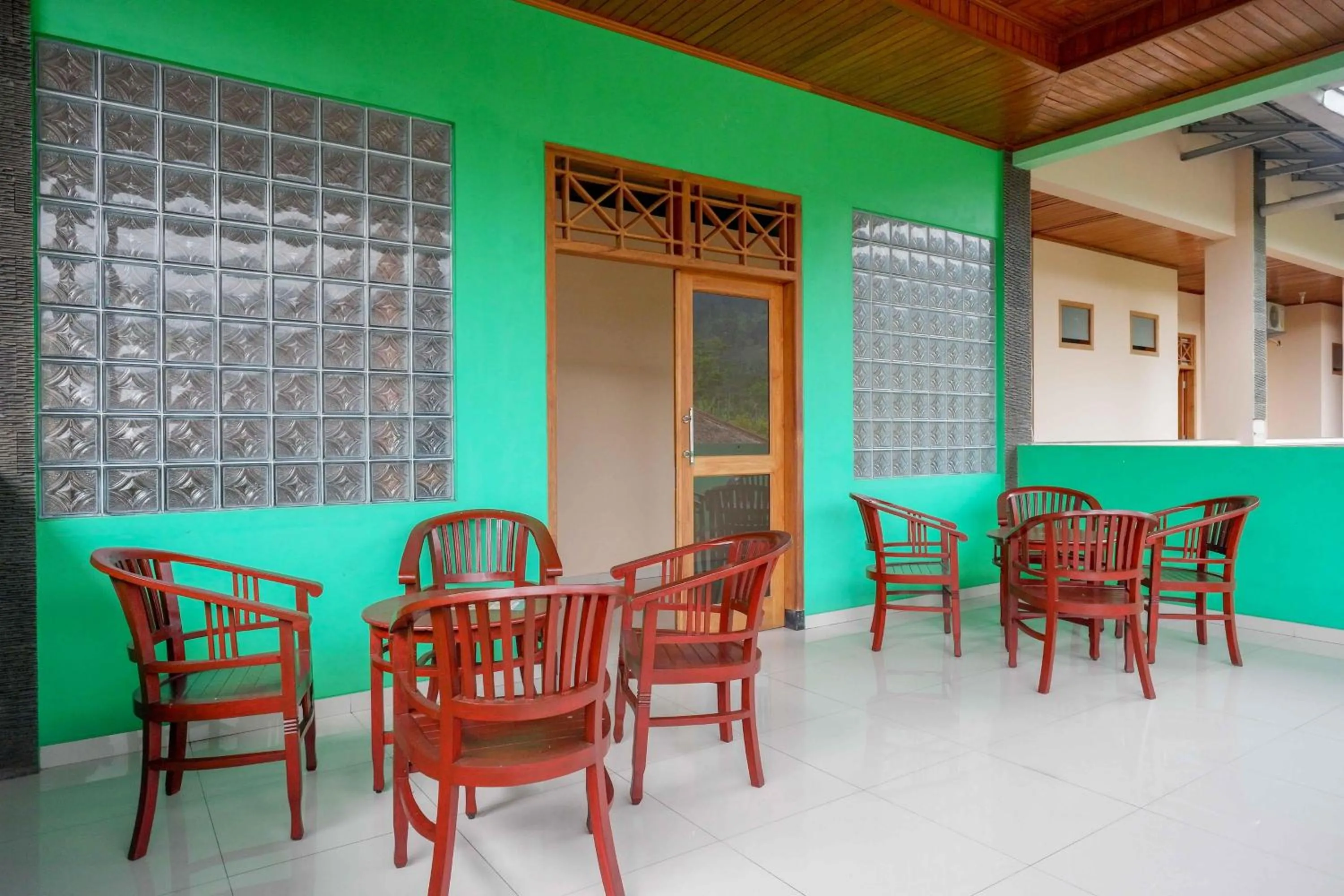 Seating area in RedDoorz near Lokawisata Baturaden