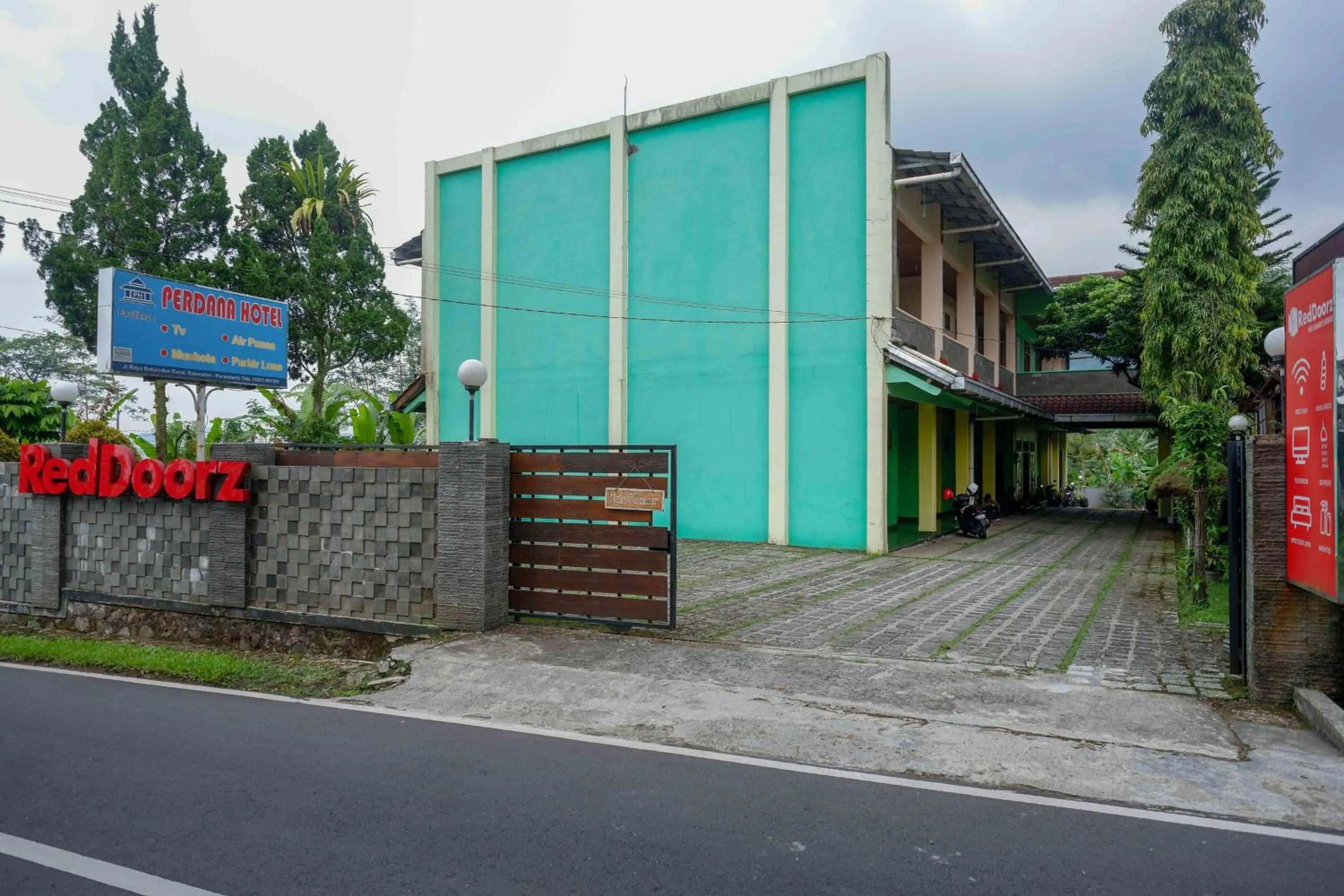 Facade/entrance in RedDoorz near Lokawisata Baturaden
