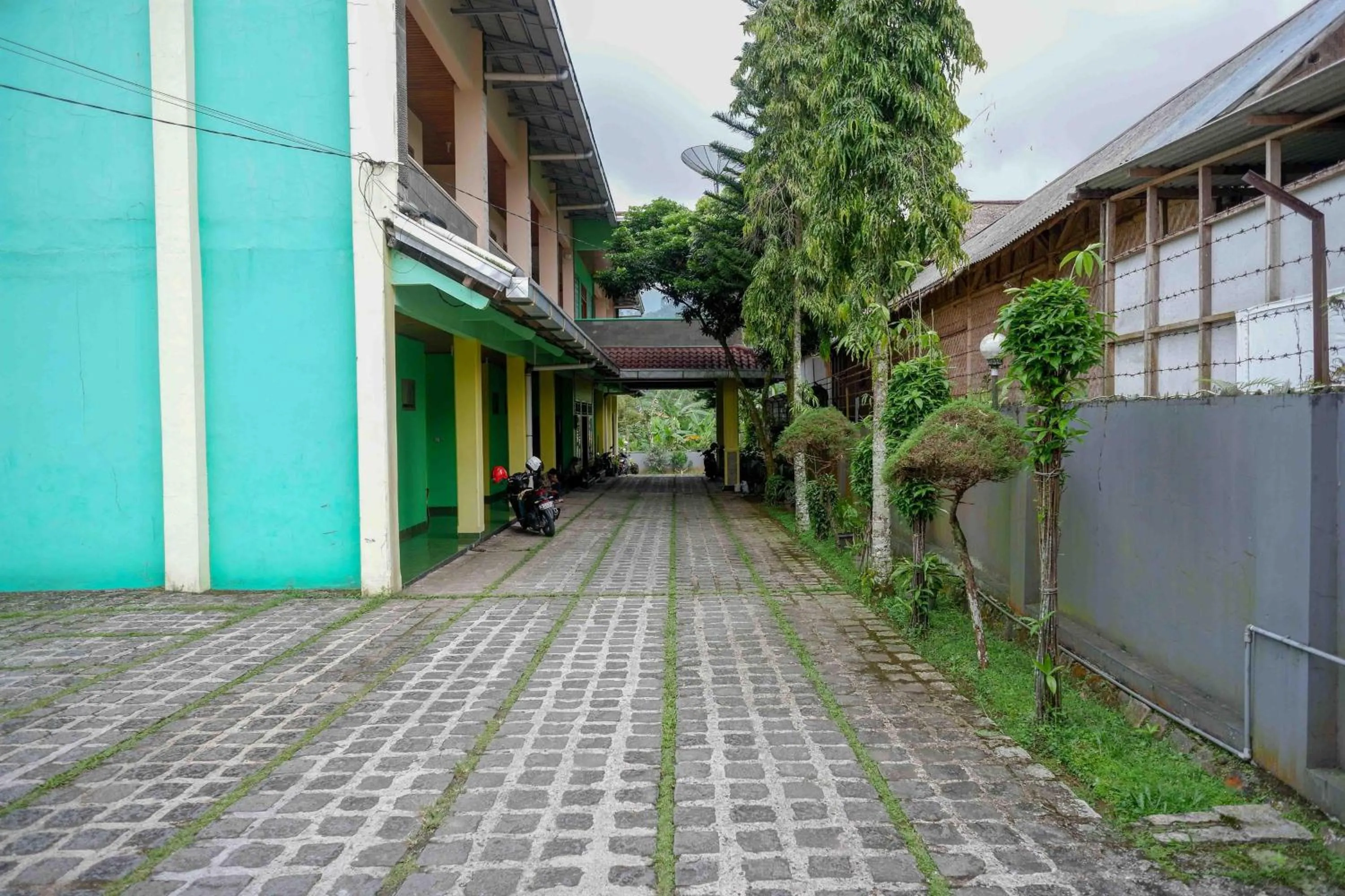 Property building in RedDoorz near Lokawisata Baturaden
