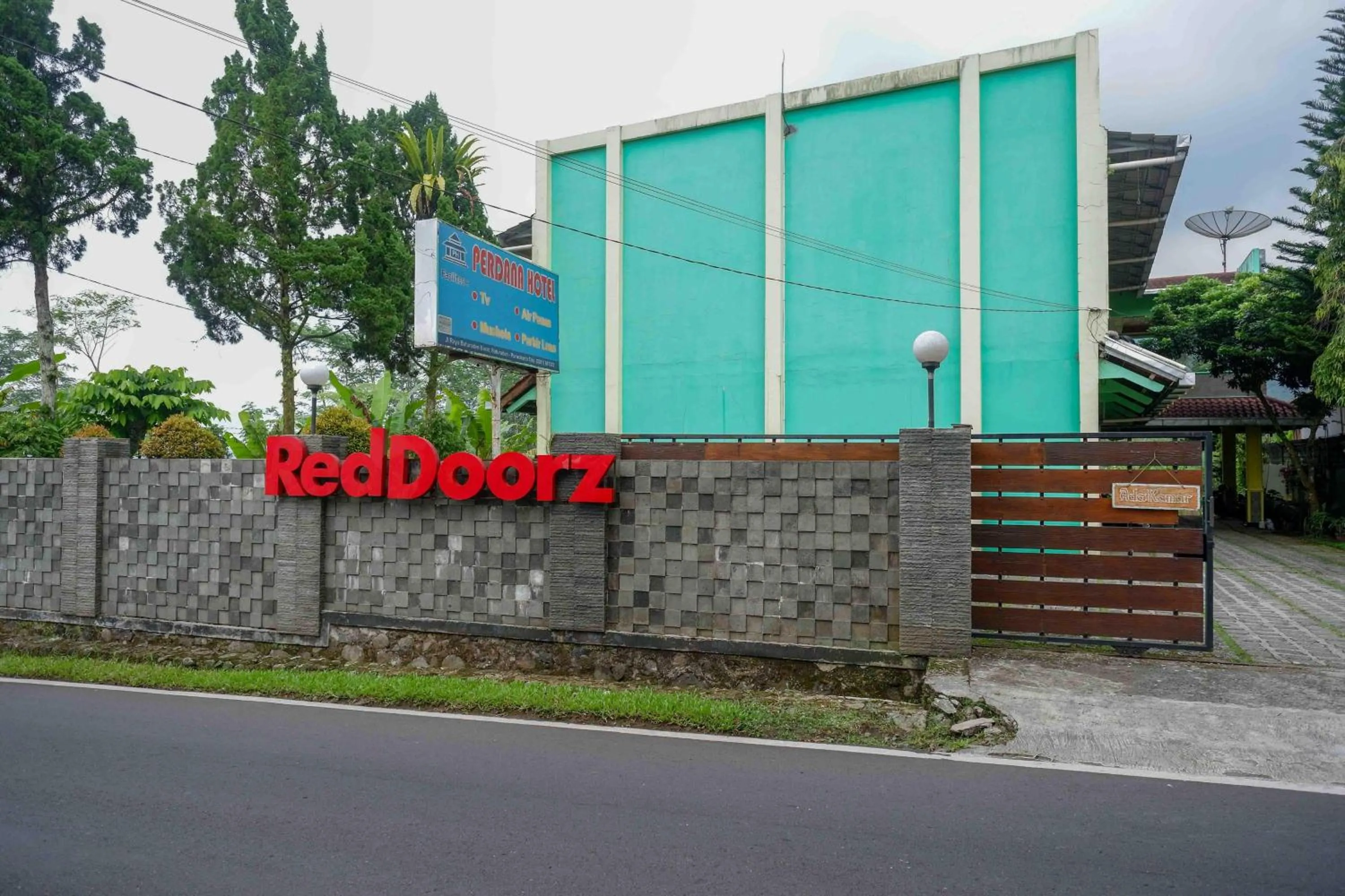 Facade/entrance in RedDoorz near Lokawisata Baturaden