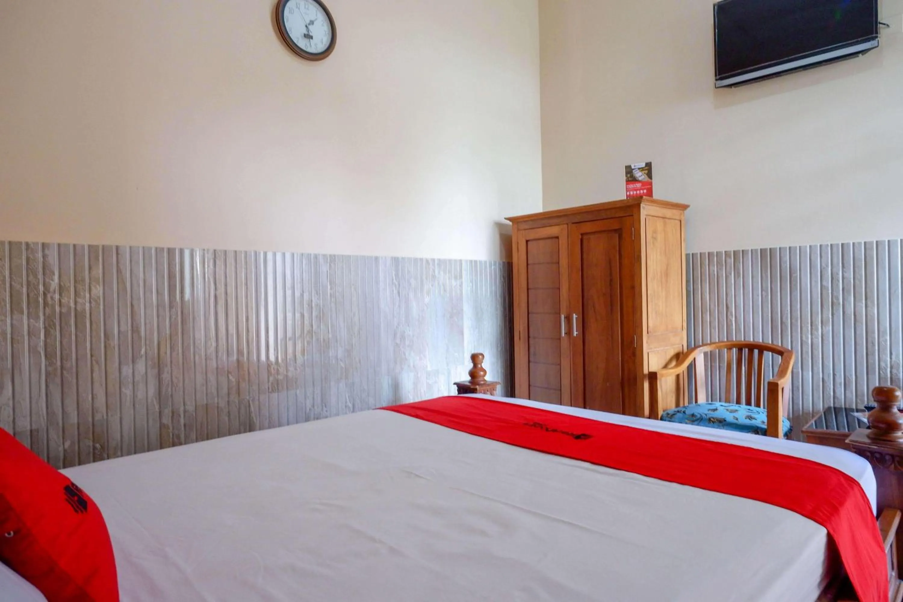 Bedroom, Bed in RedDoorz near Lokawisata Baturaden