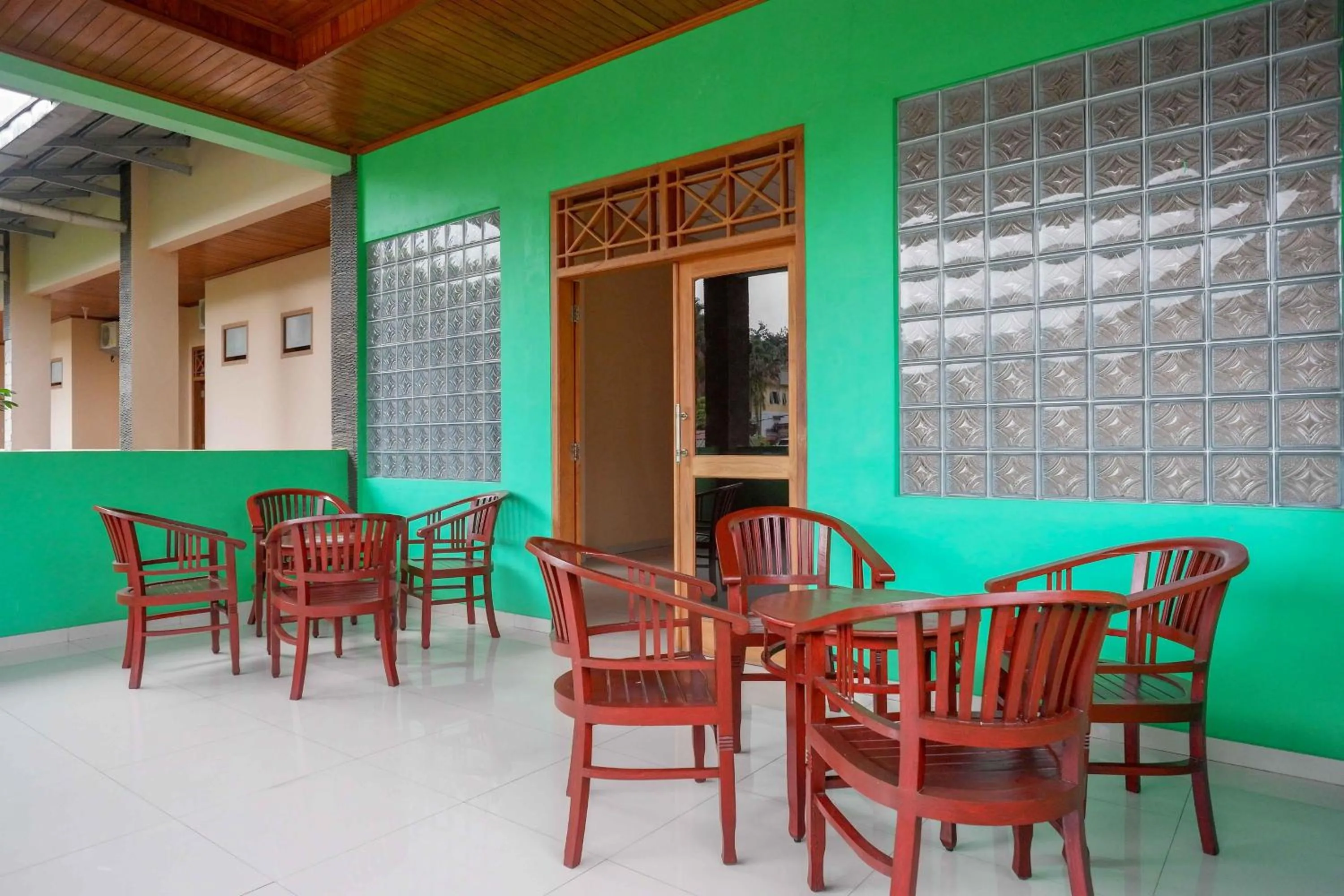 Seating area in RedDoorz near Lokawisata Baturaden