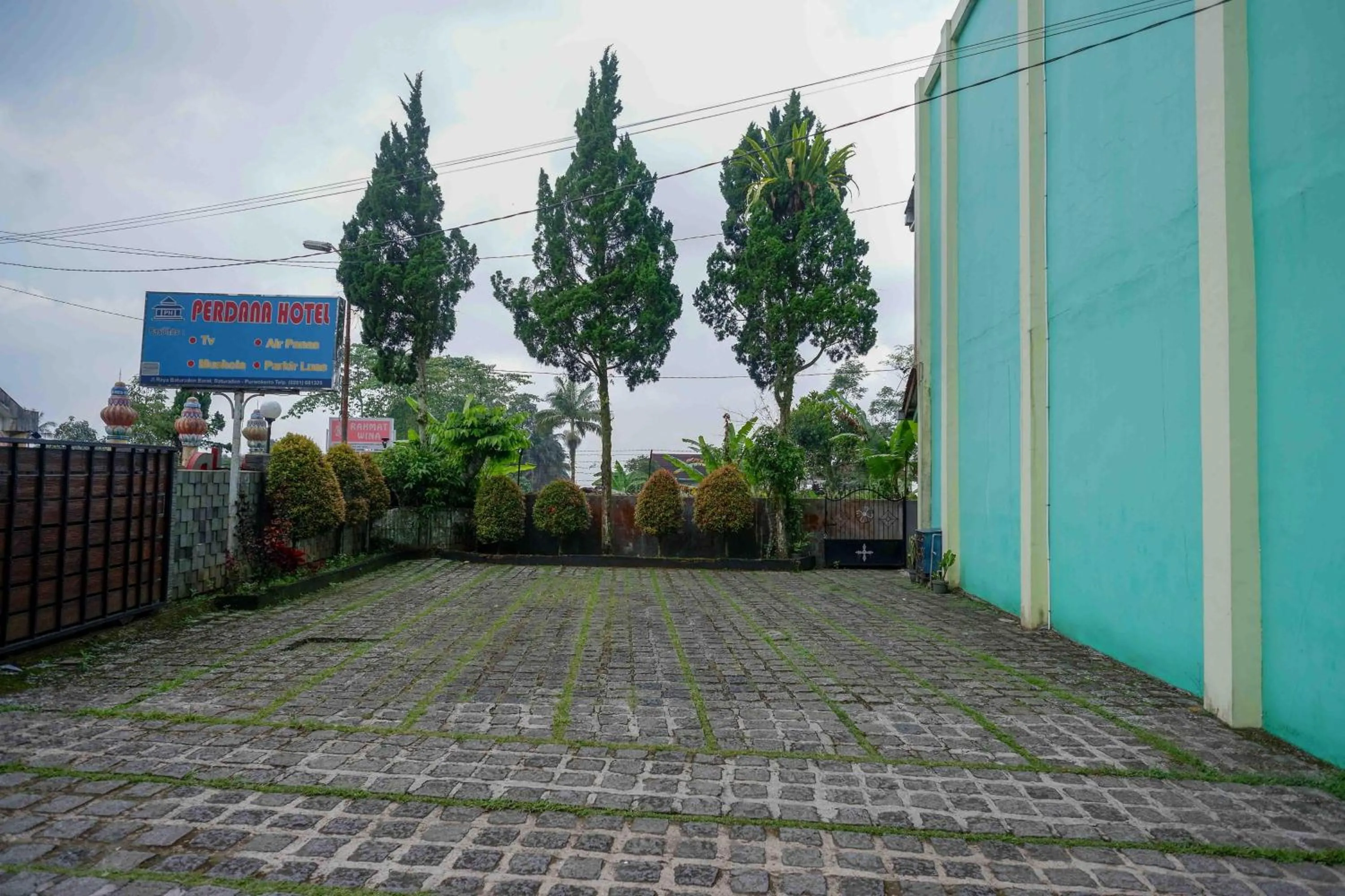 Property building in RedDoorz near Lokawisata Baturaden