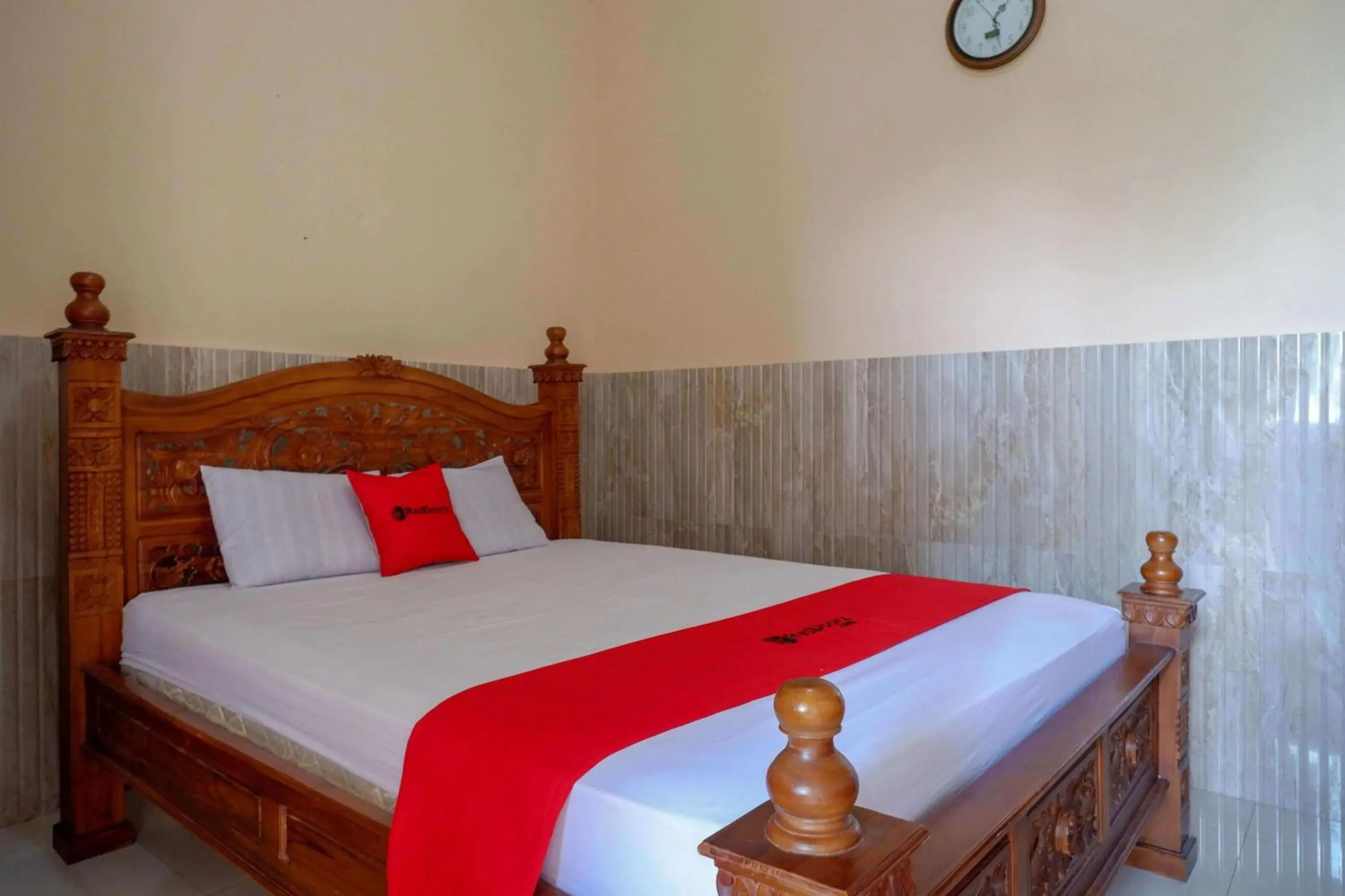 Double Room in RedDoorz near Lokawisata Baturaden Double Room in RedDoorz near Lokawisata Baturaden