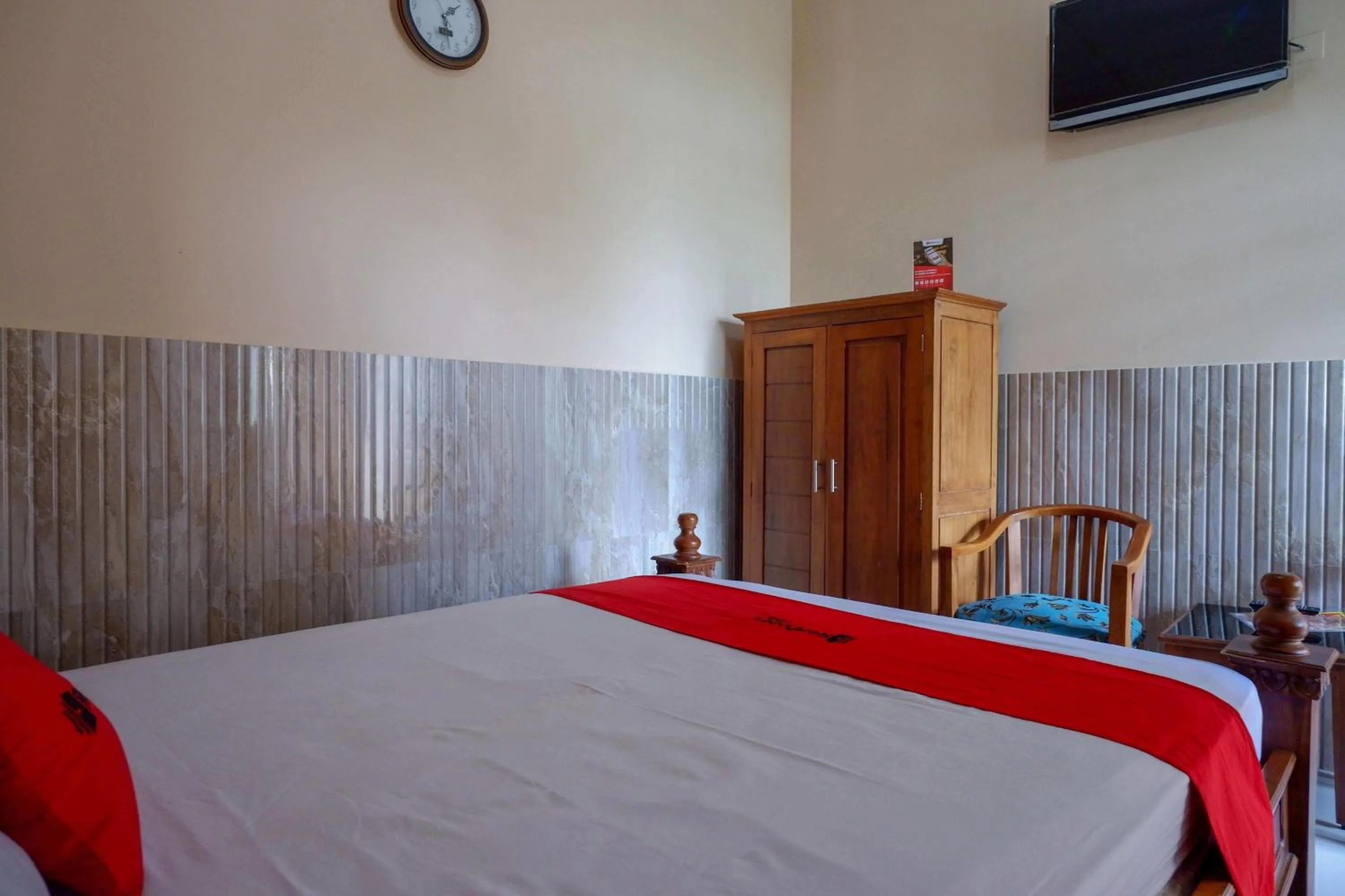 Bedroom, Bed in RedDoorz near Lokawisata Baturaden