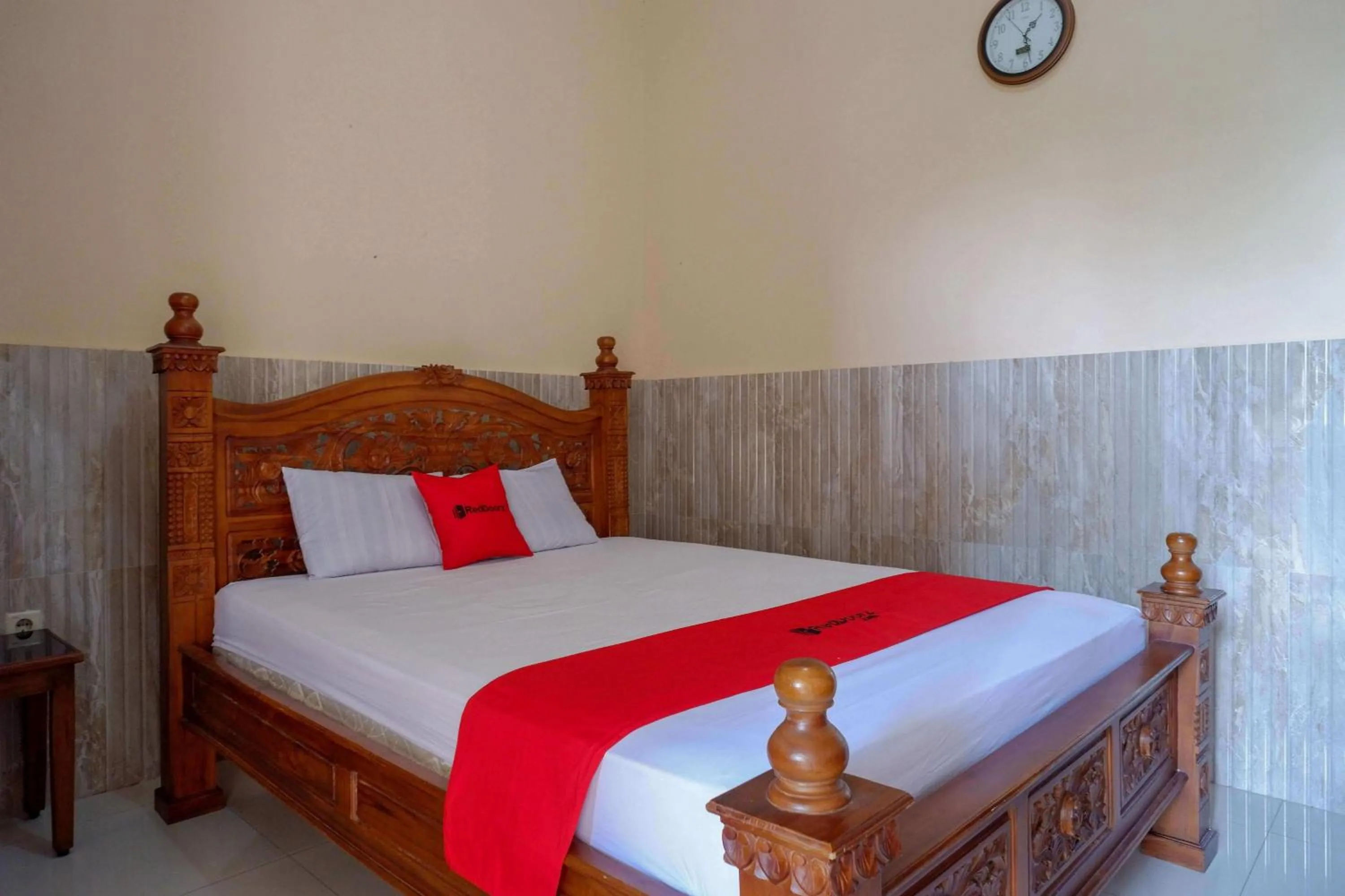Bedroom, Bed in RedDoorz near Lokawisata Baturaden