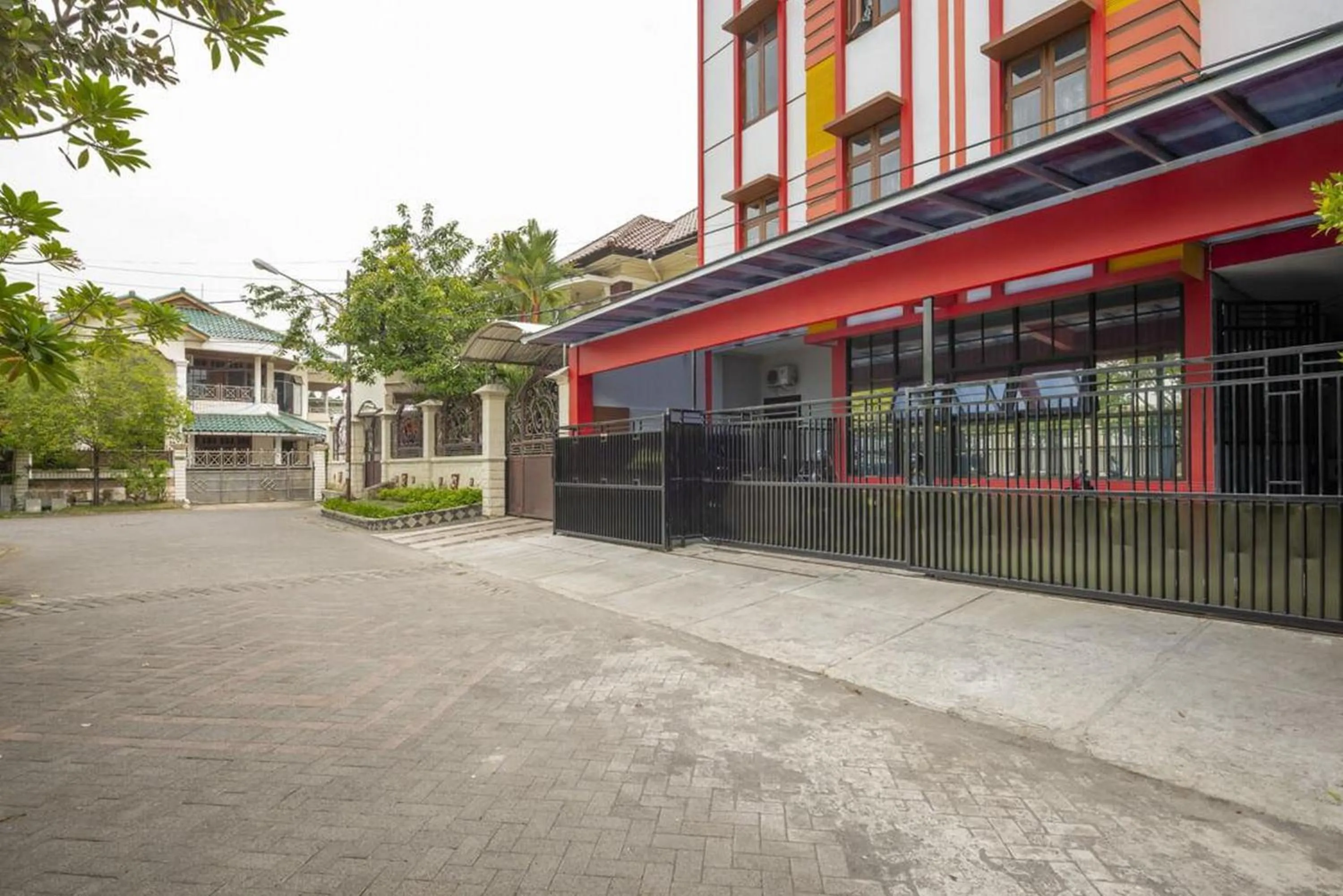 Property building in RedDoorz @ Jemursari Surabaya 2