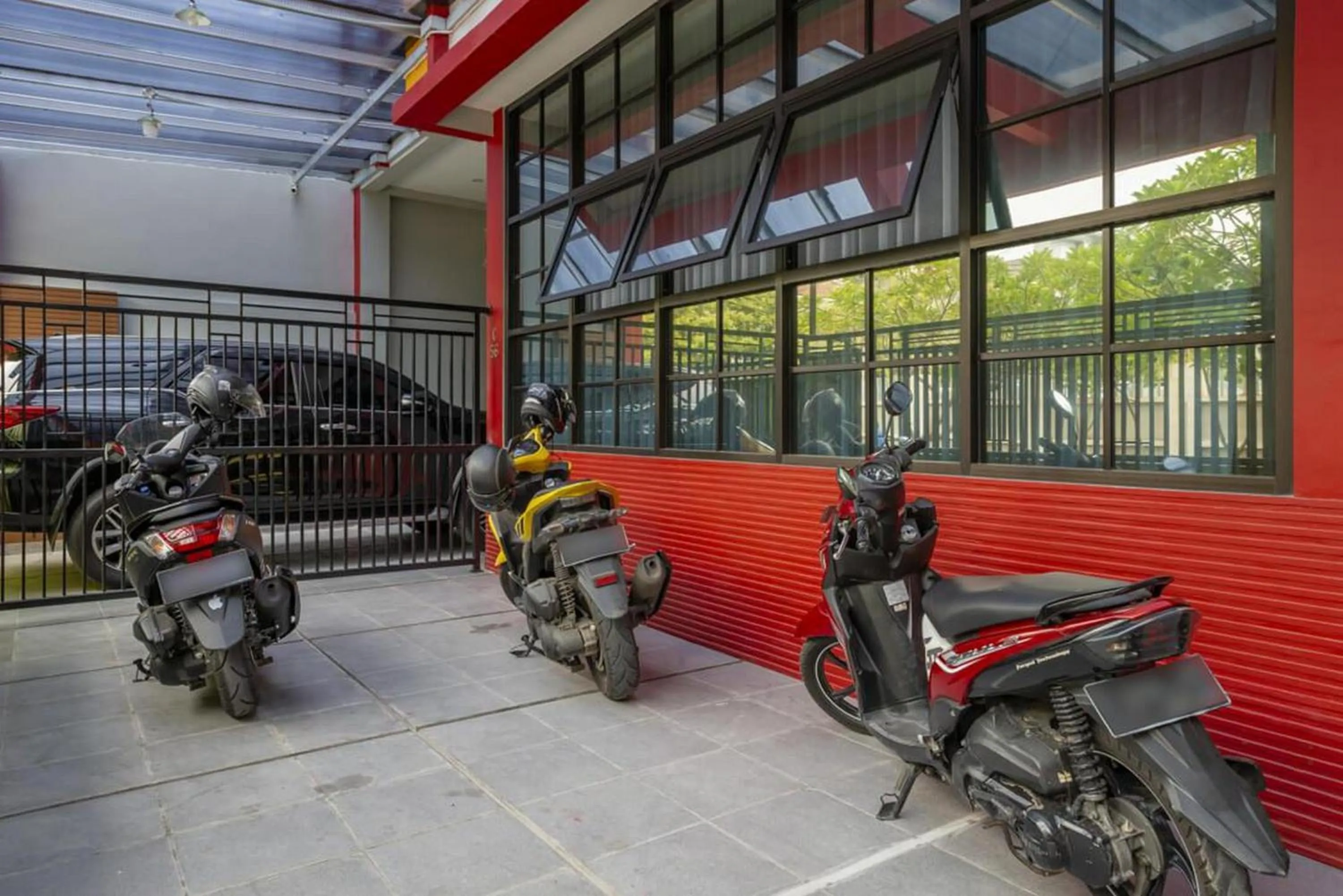 Parking in RedDoorz @ Jemursari Surabaya 2