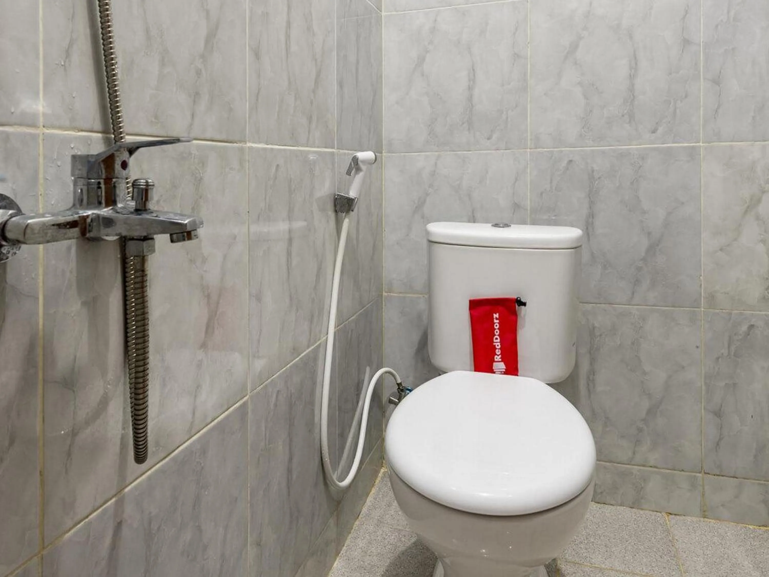 Bathroom in RedDoorz @ Jemursari Surabaya 2