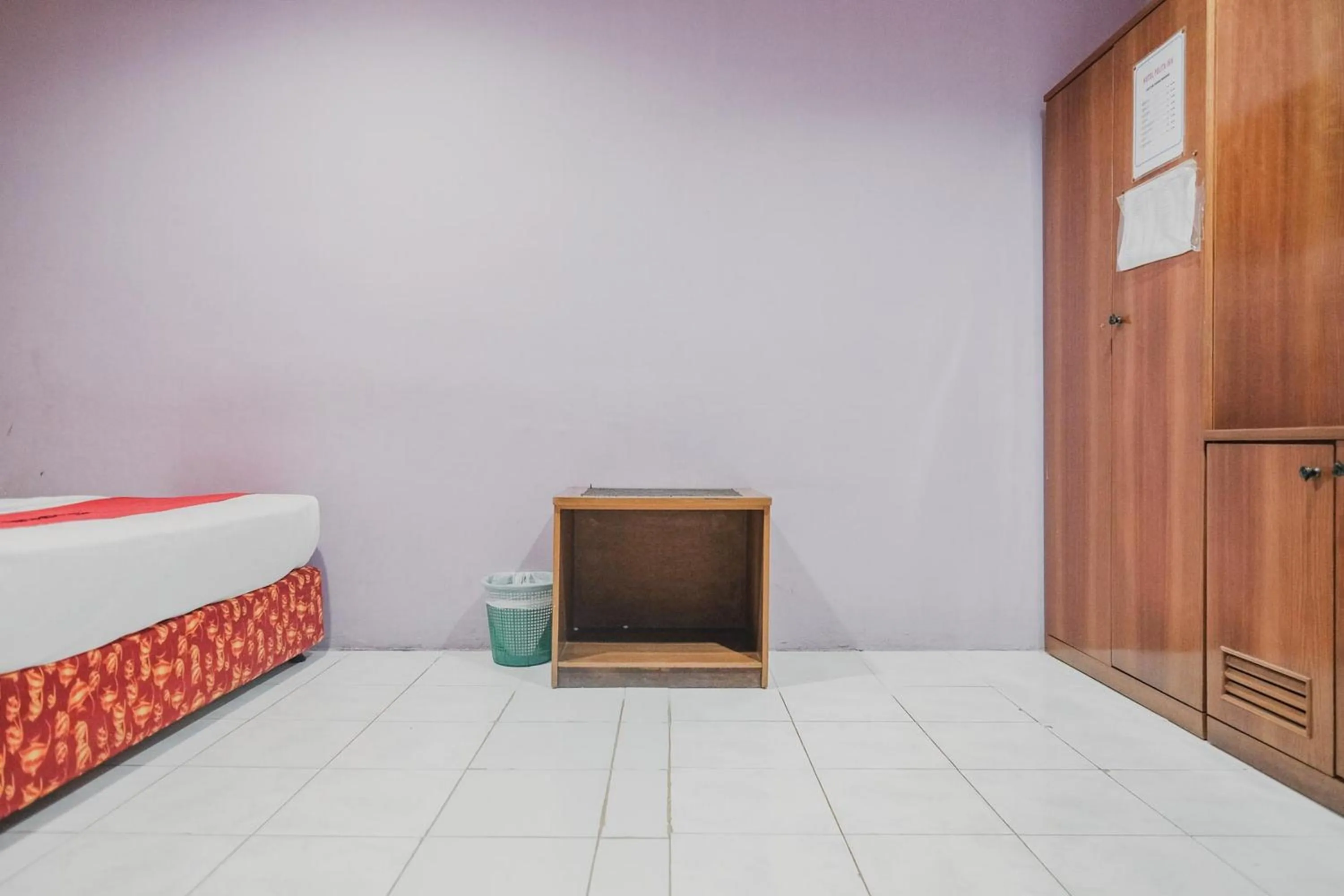 Bed in Reddoorz near Nagoya Hill Mall Batam 5