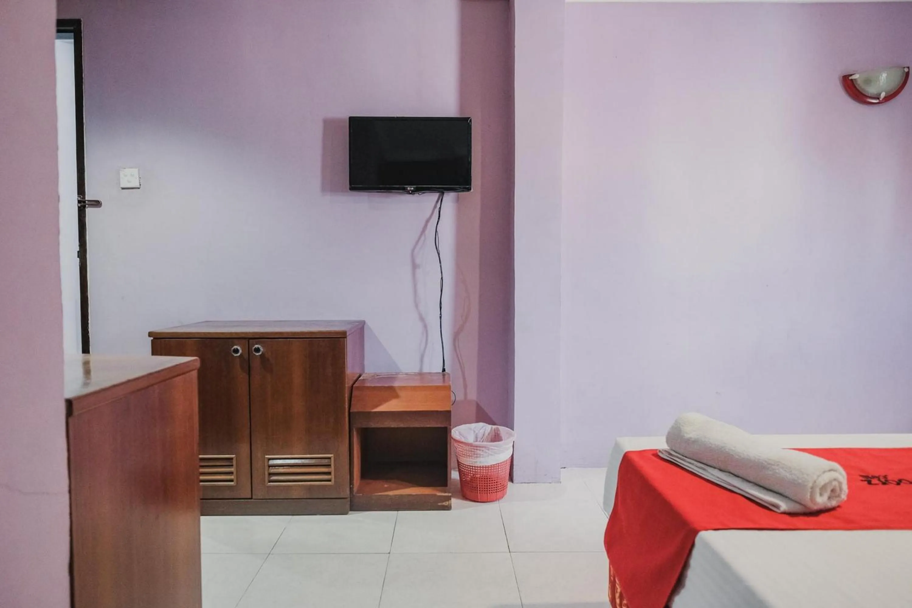 Bed in Reddoorz near Nagoya Hill Mall Batam 5