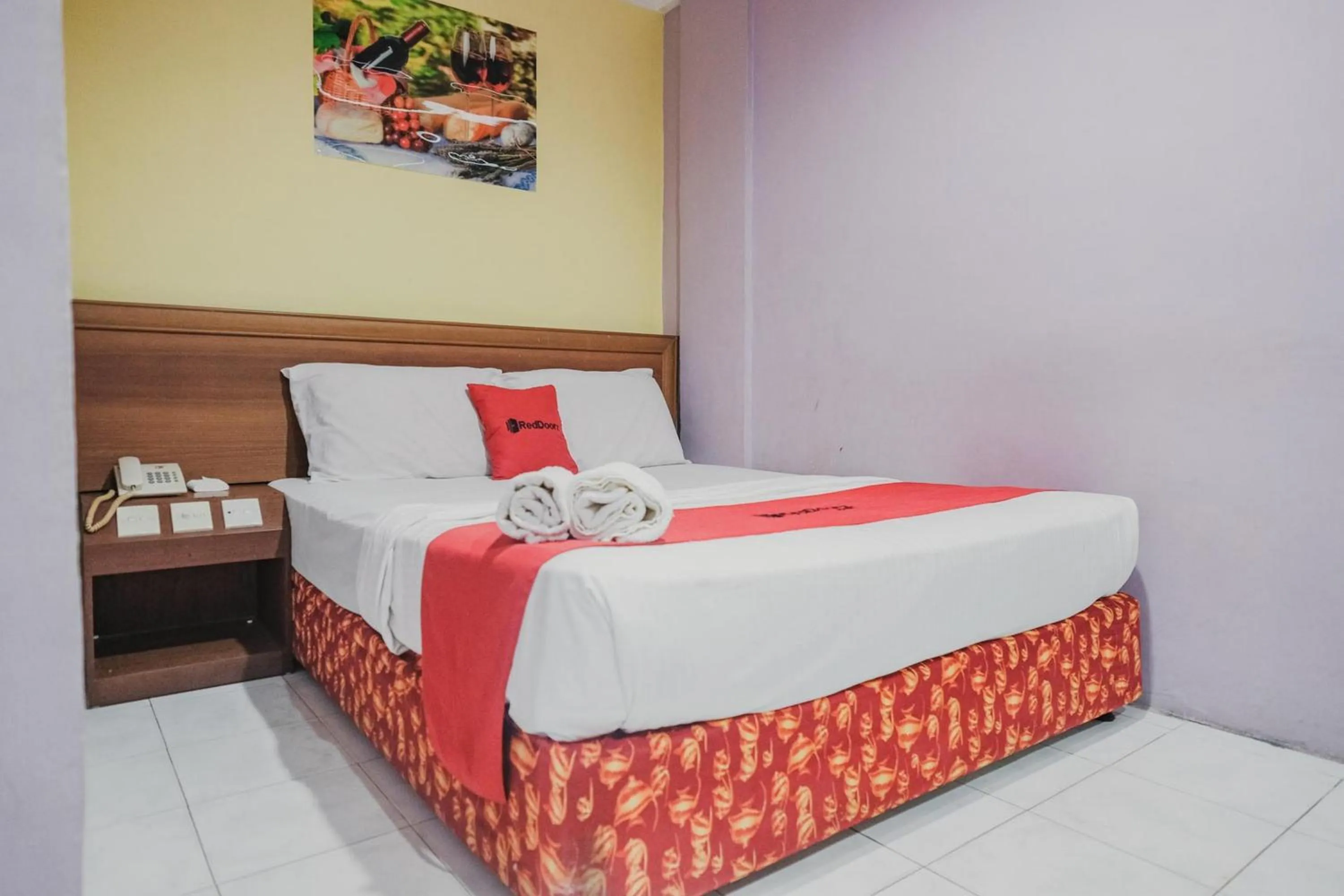 Bed in Reddoorz near Nagoya Hill Mall Batam 5