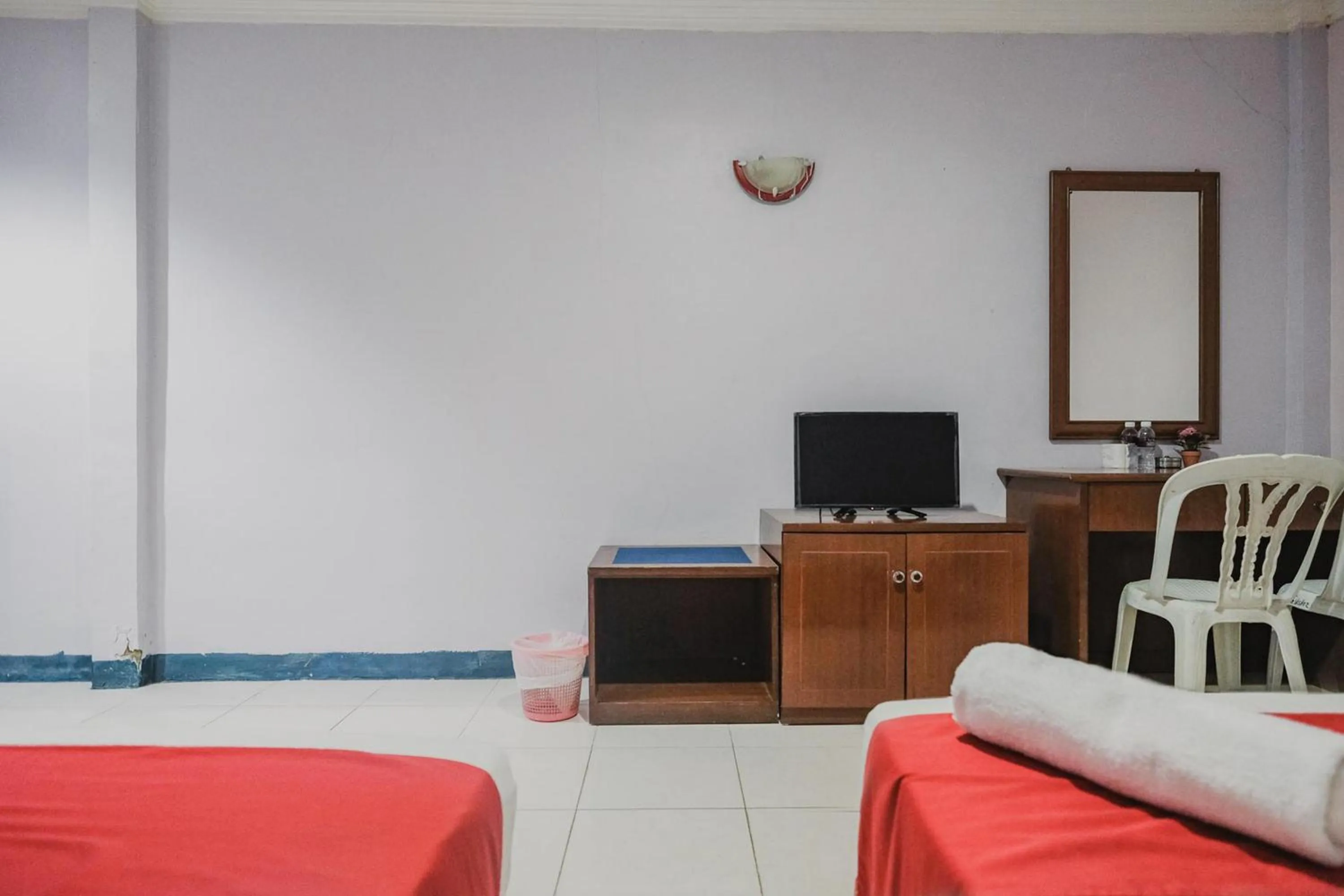 Bed in Reddoorz near Nagoya Hill Mall Batam 5